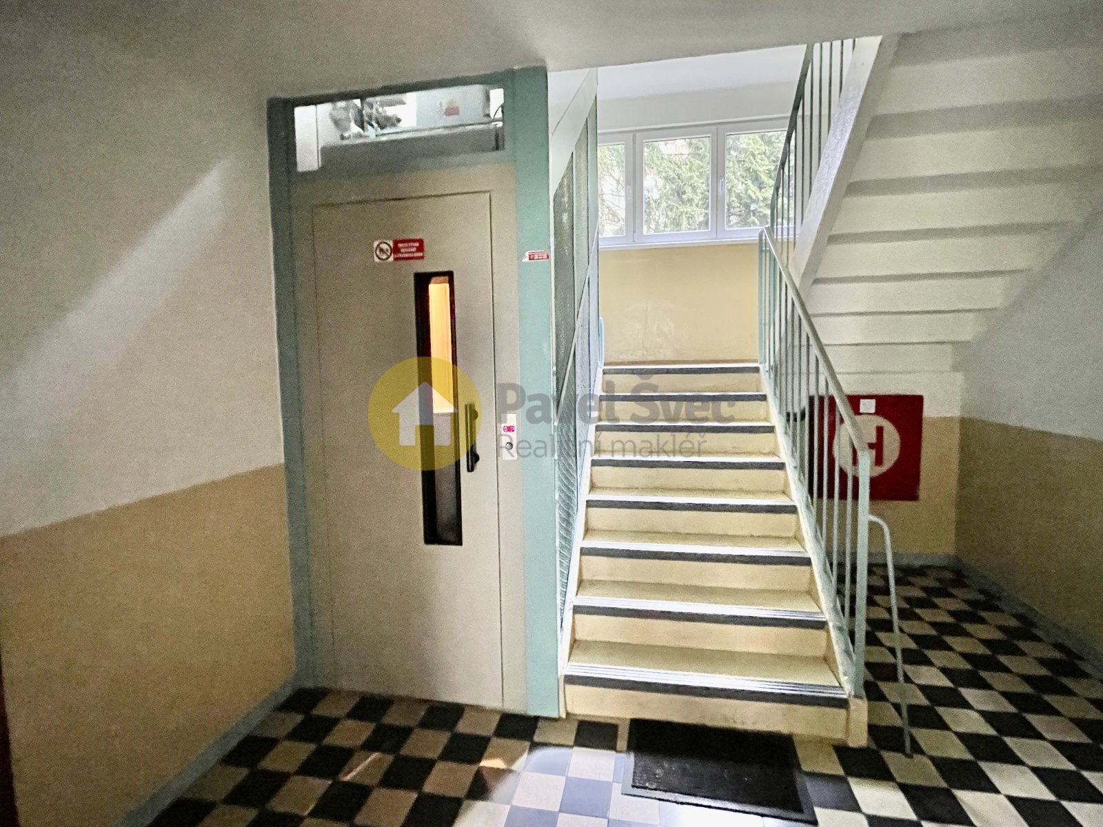 Výtah a schodiště