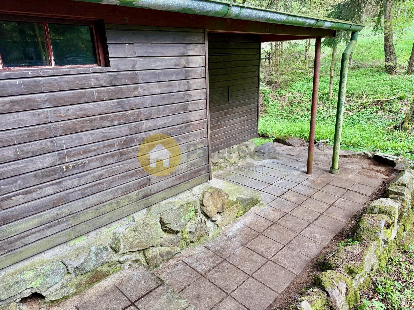 Pohled na chatu a okolí - veranda