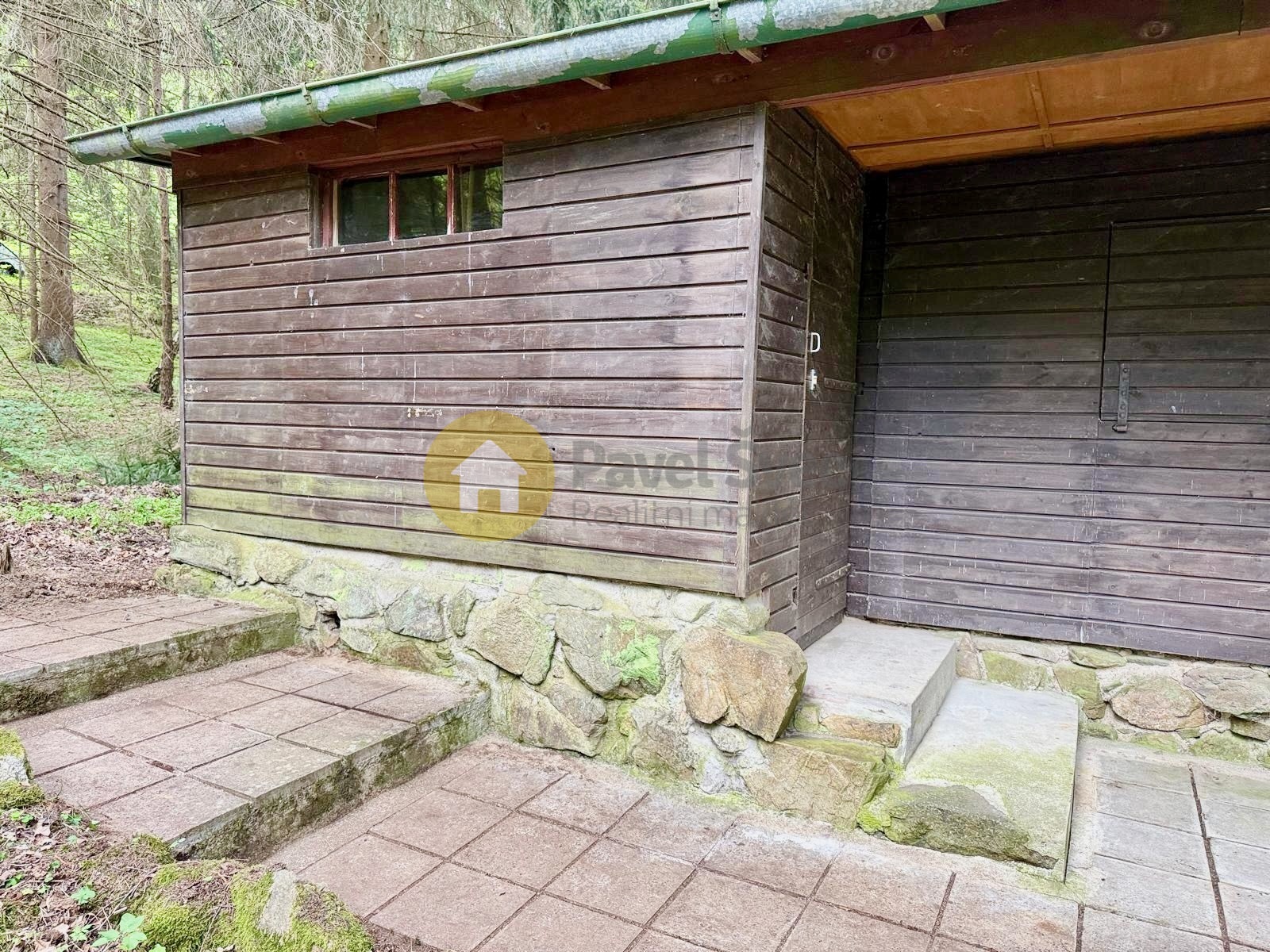 Pohled na chatu a okolí