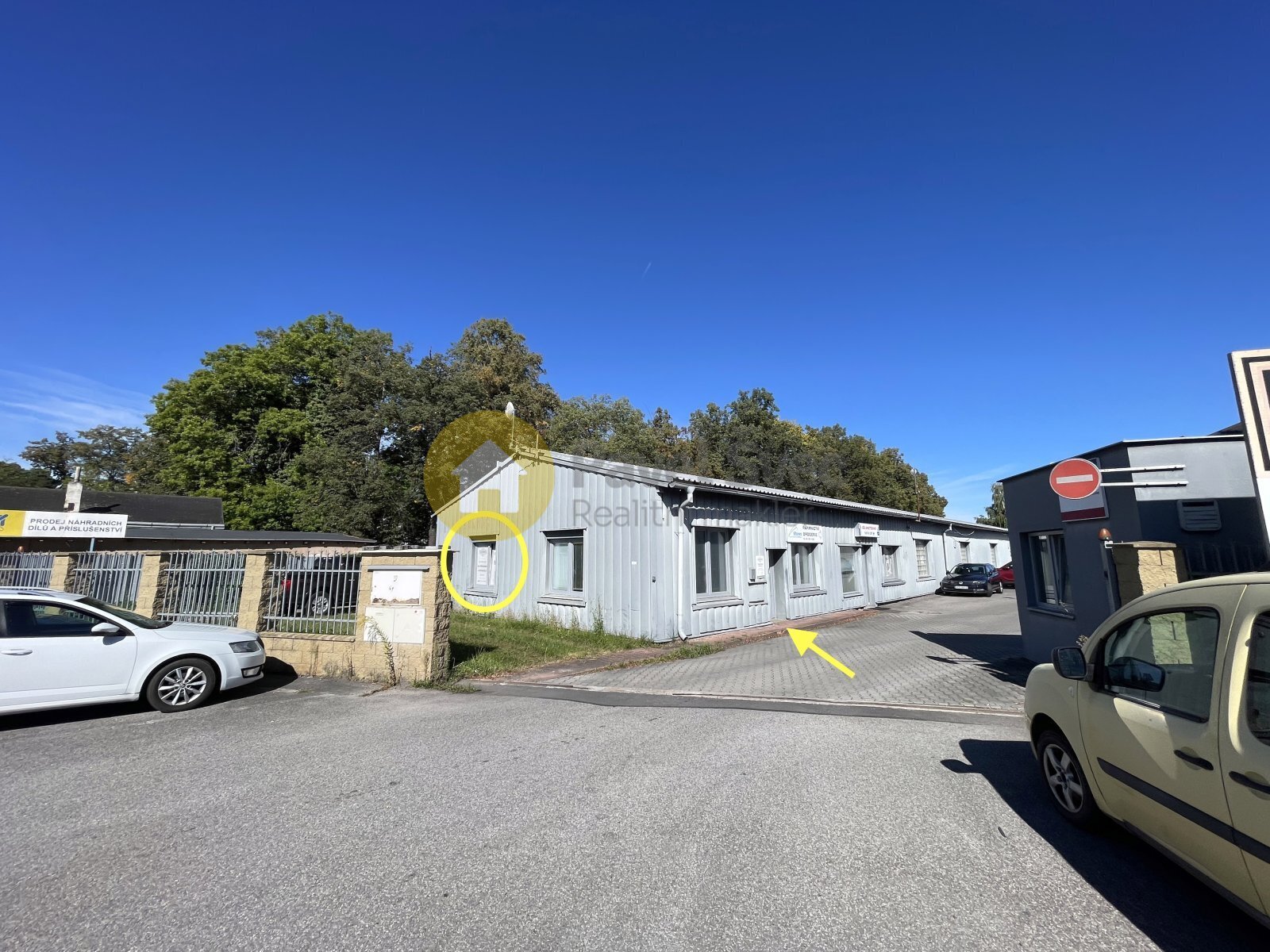 Pohled na budovu a vstup