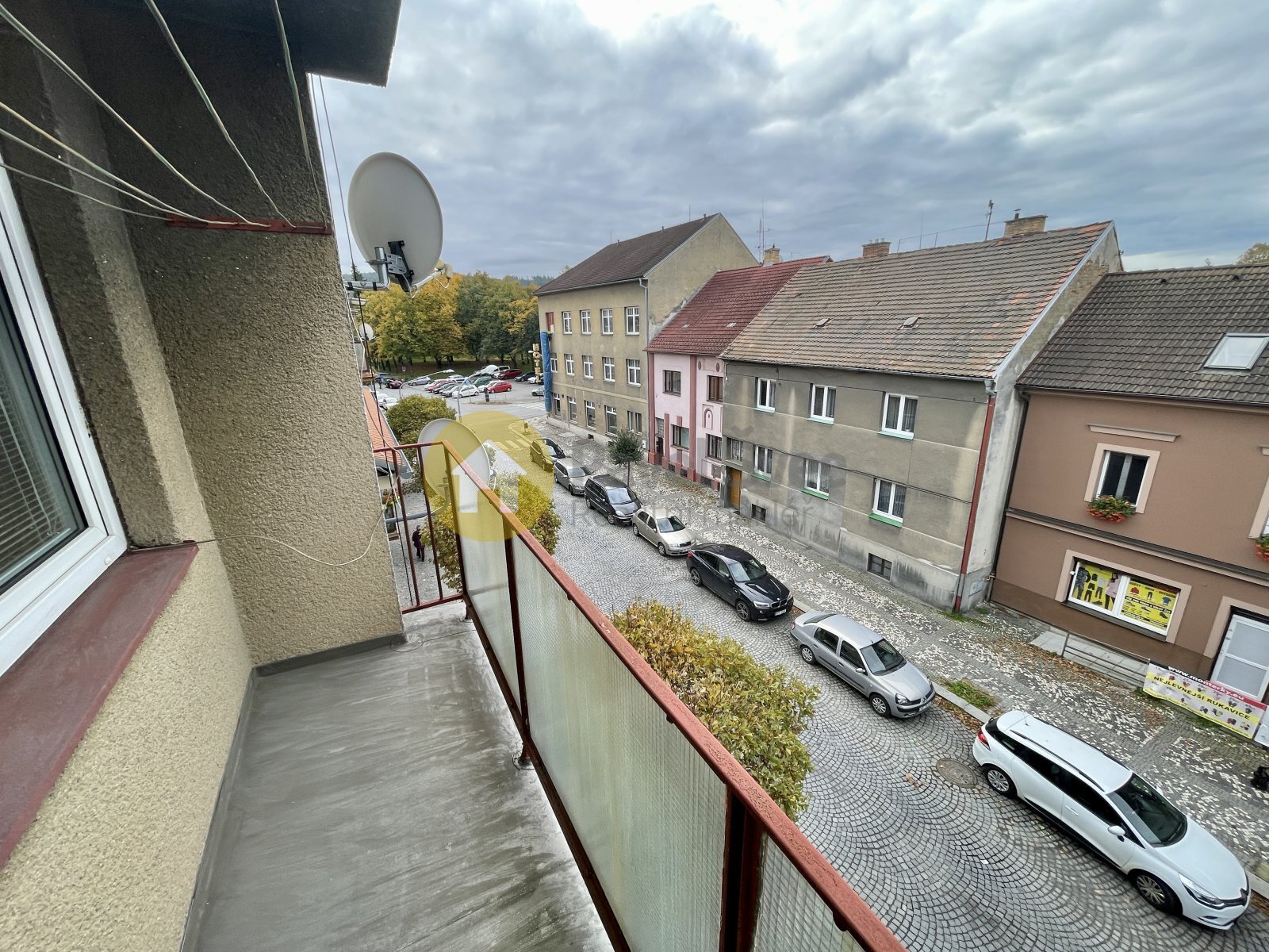 Pohled z balkonu na ulici Bezděkovská