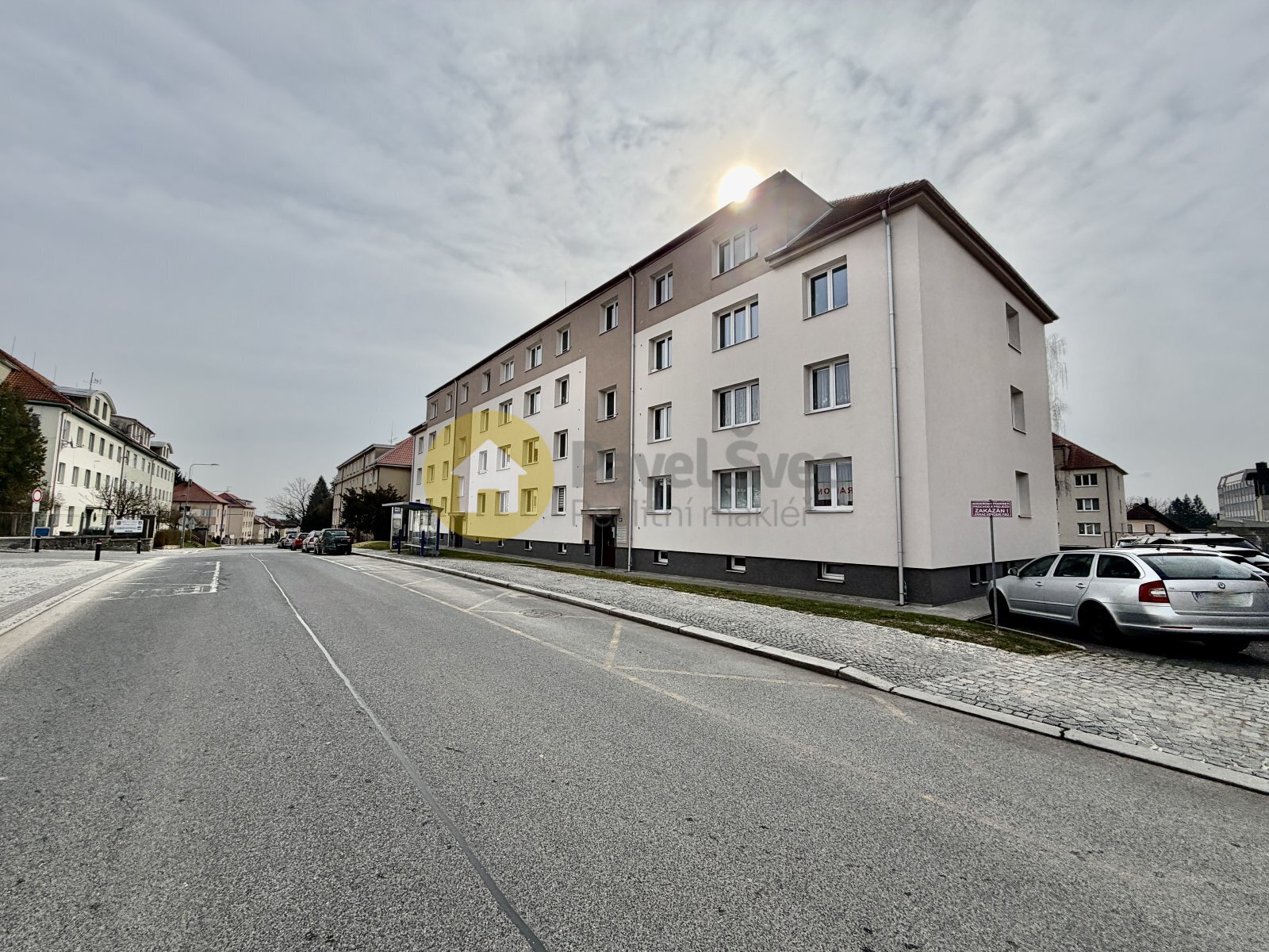 Pohled na dům z ulice