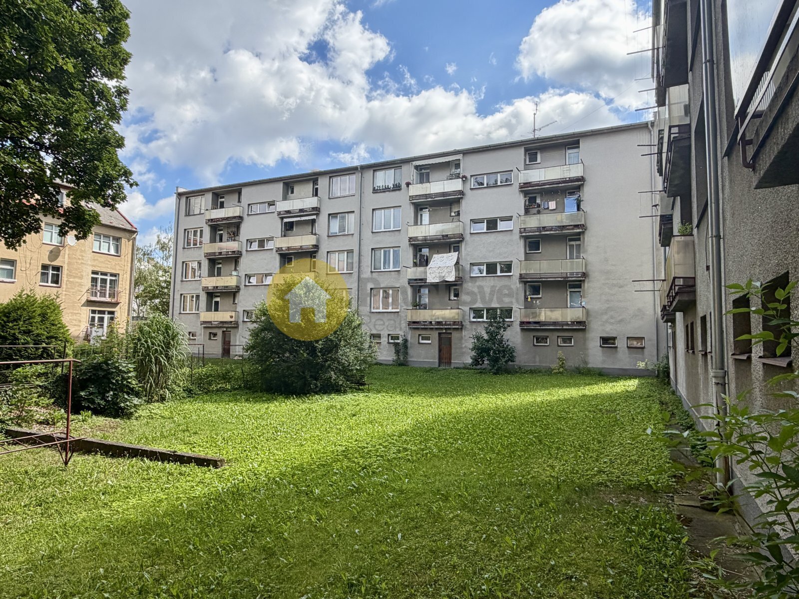 Pohled z vnitrobloku - zeleň