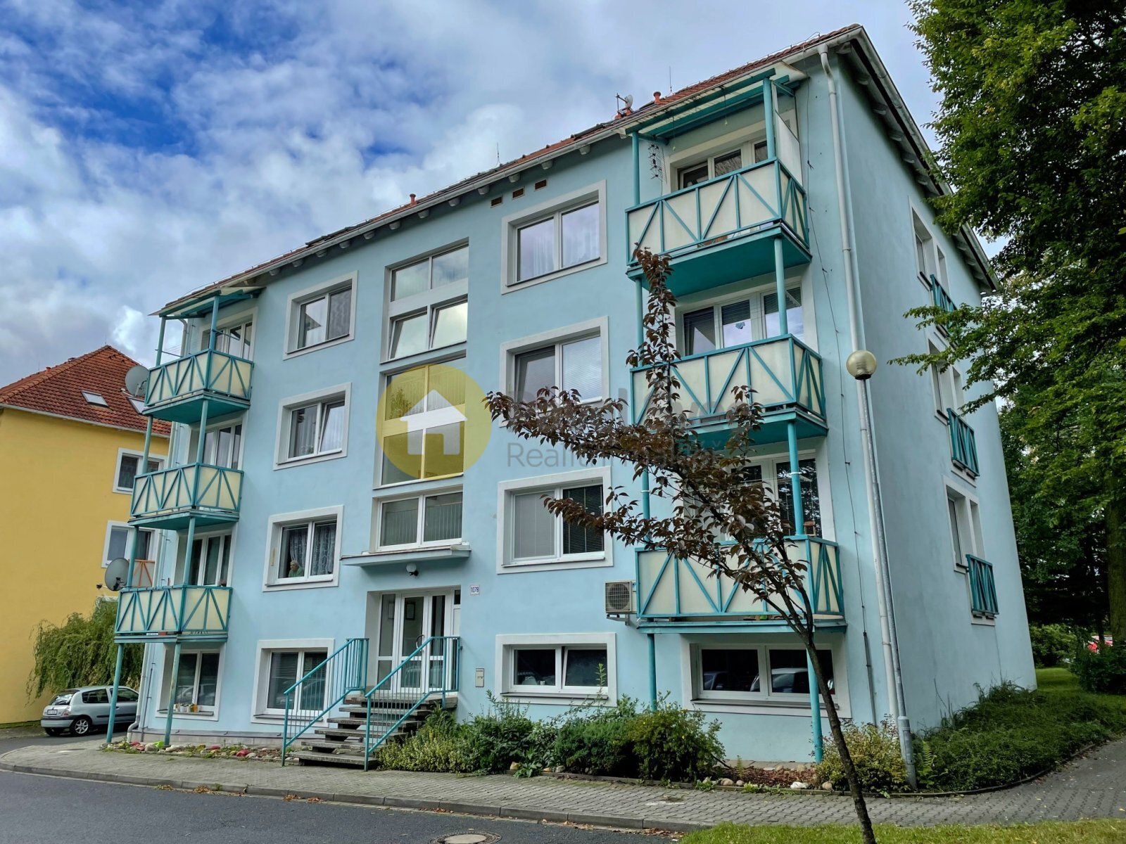 Pohled na dům - parkování