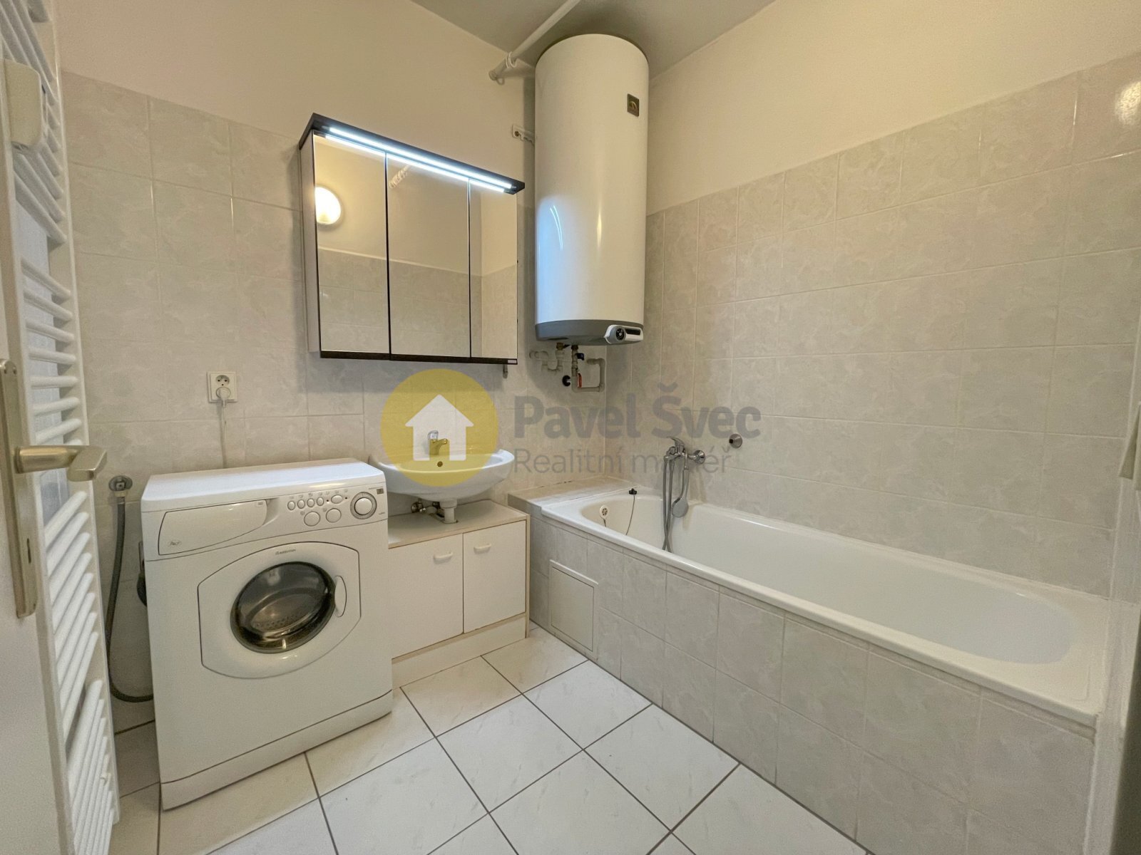 Koupelna s vanou a připojením na pračku
