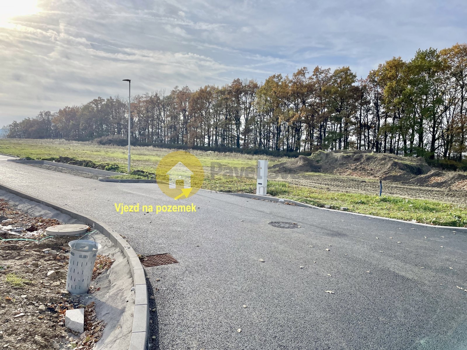 Pohled na pozemek a vjezd na něj