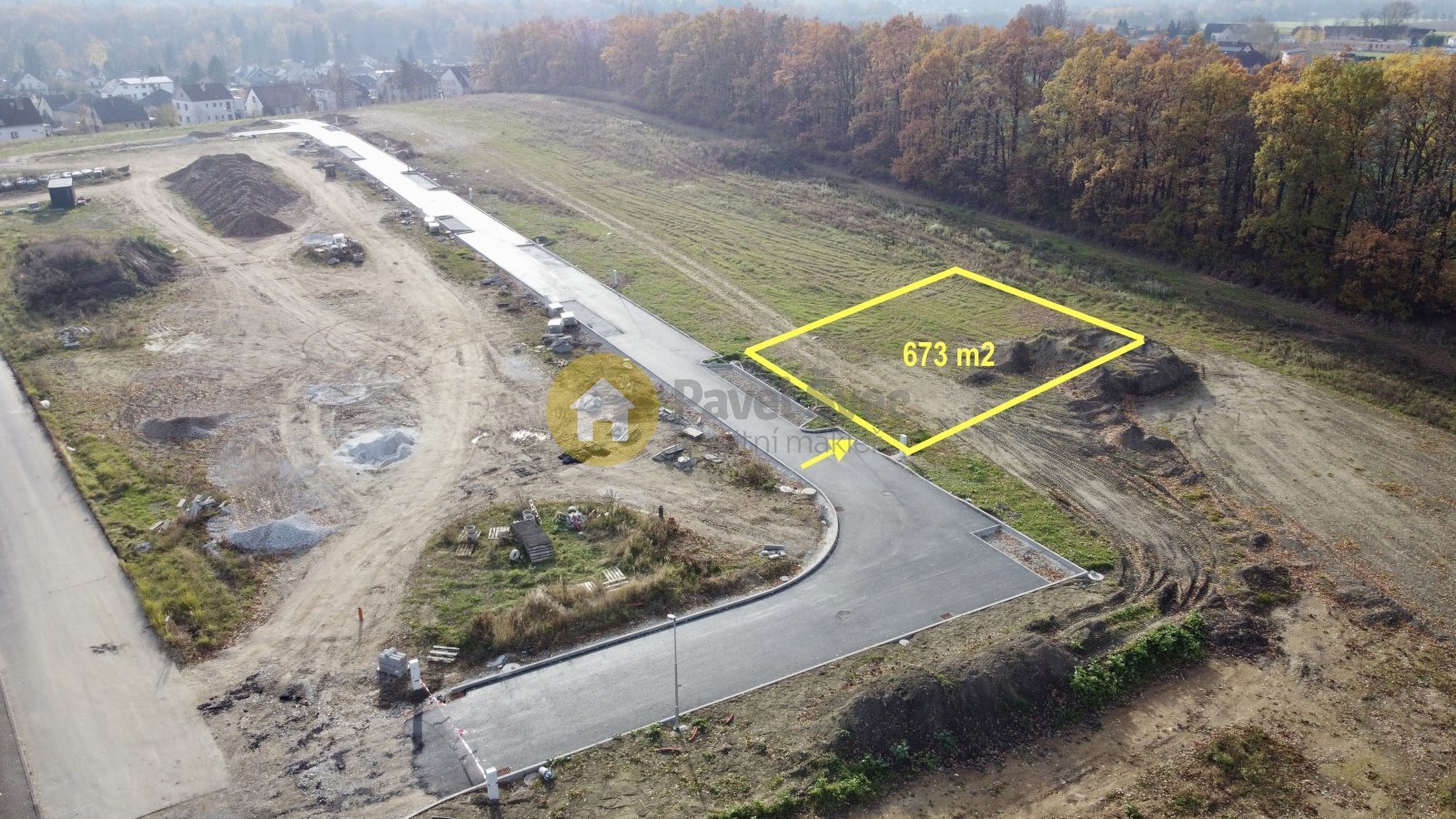 Pohled na pozemek a vjezd na něj