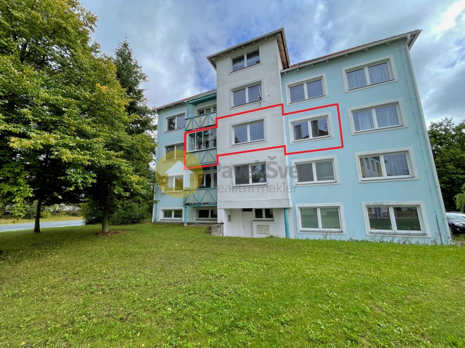 Pohled na dům. Okna bytu.