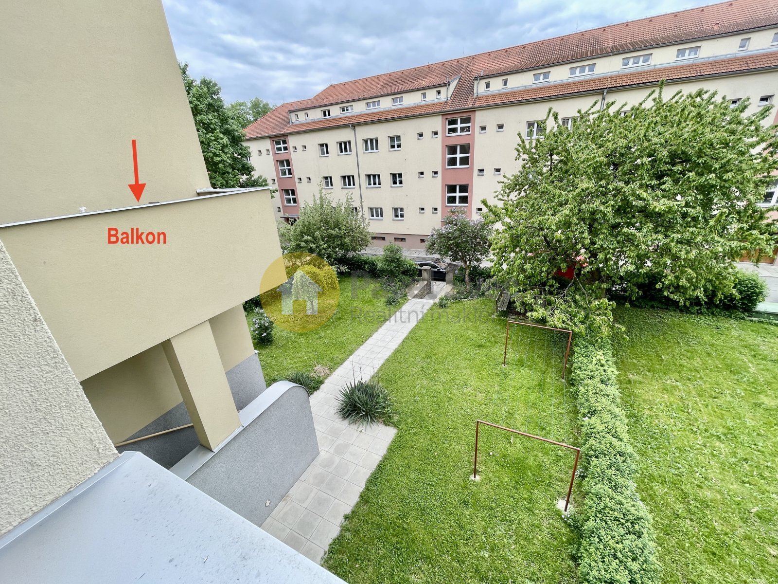 Balkon náležející k bytu a pohled z okna