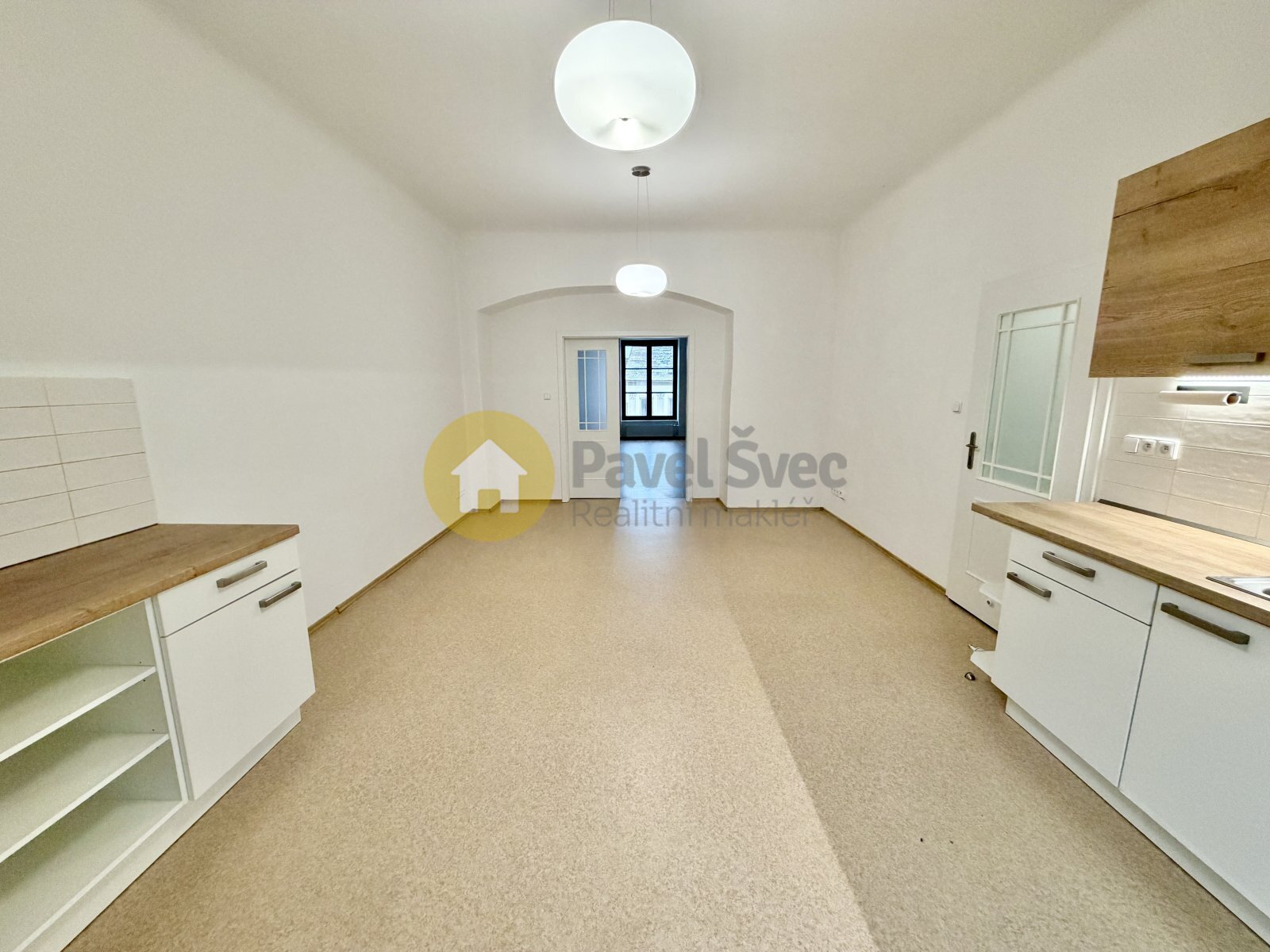 Pokoj s kuchyňským koutem