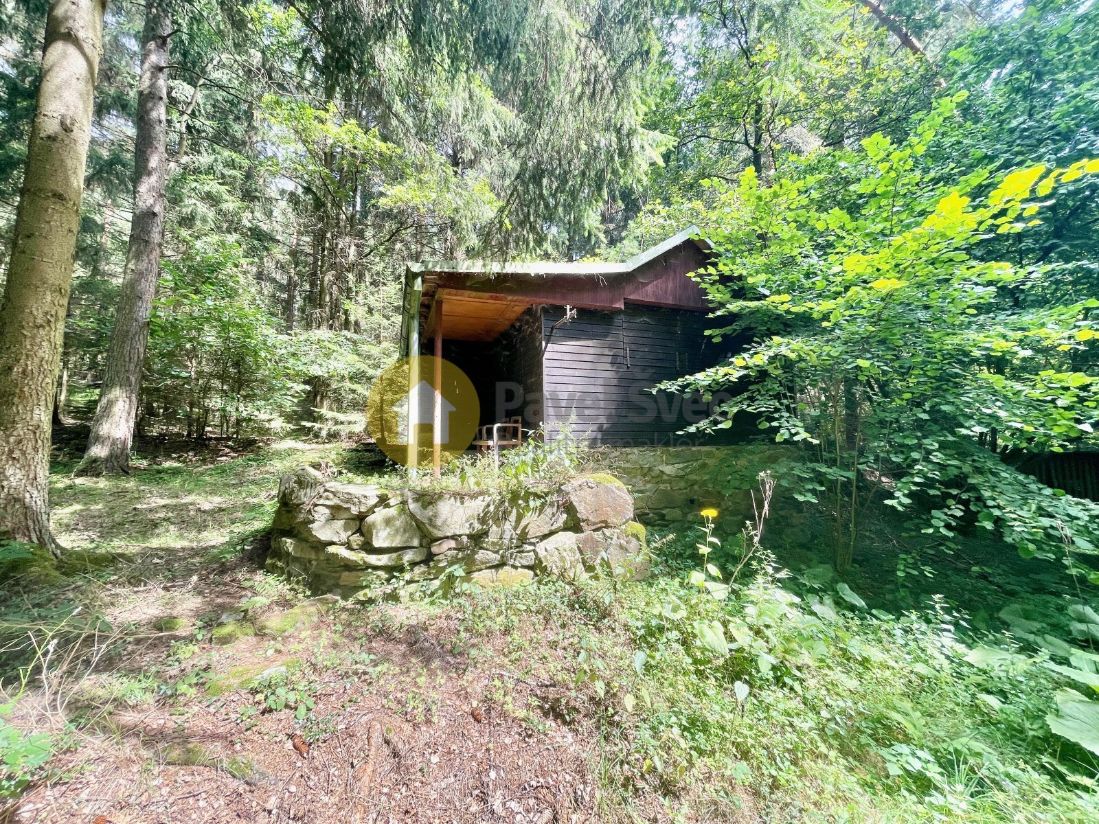 Pohled na chatu a okolí