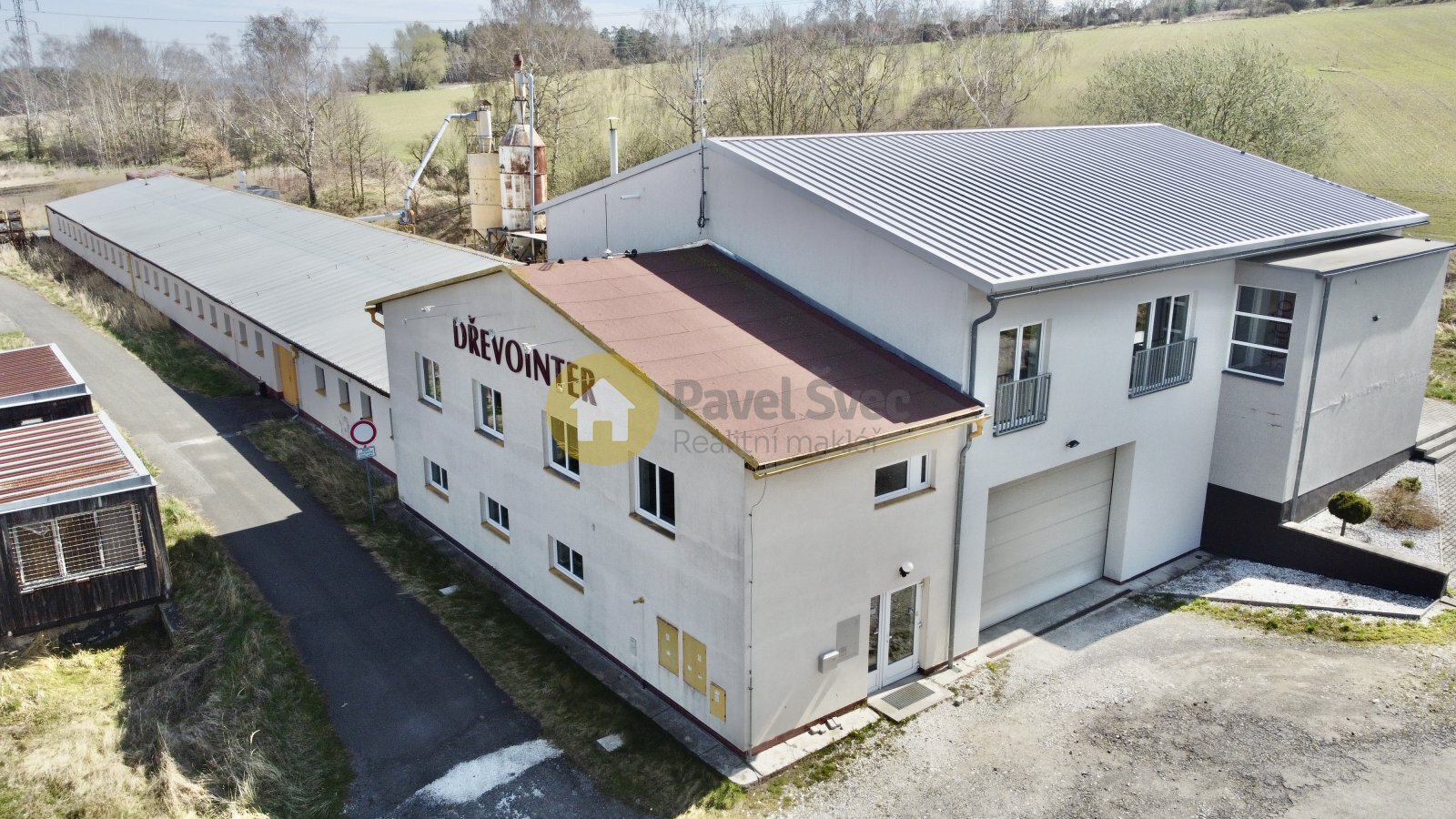 Pohled na hlavní budovu administrace a výroby