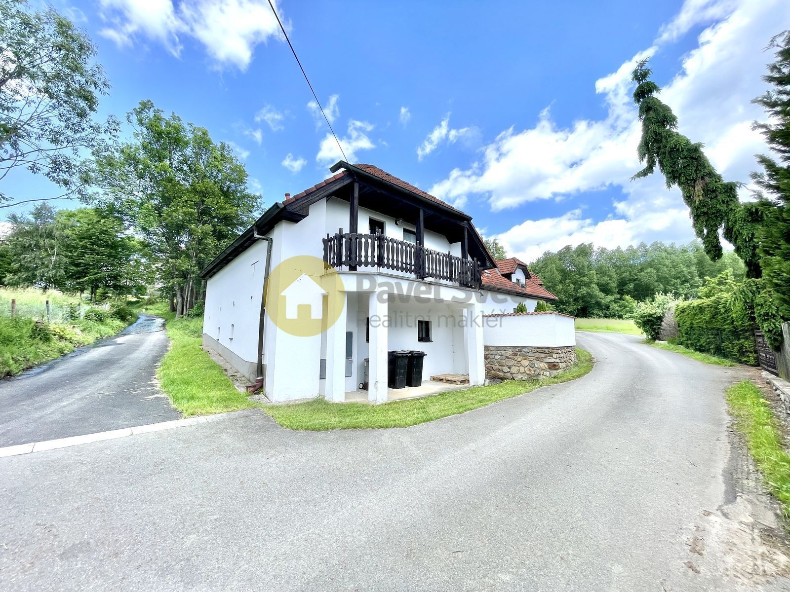 Pohled na dům, přístupová silnice