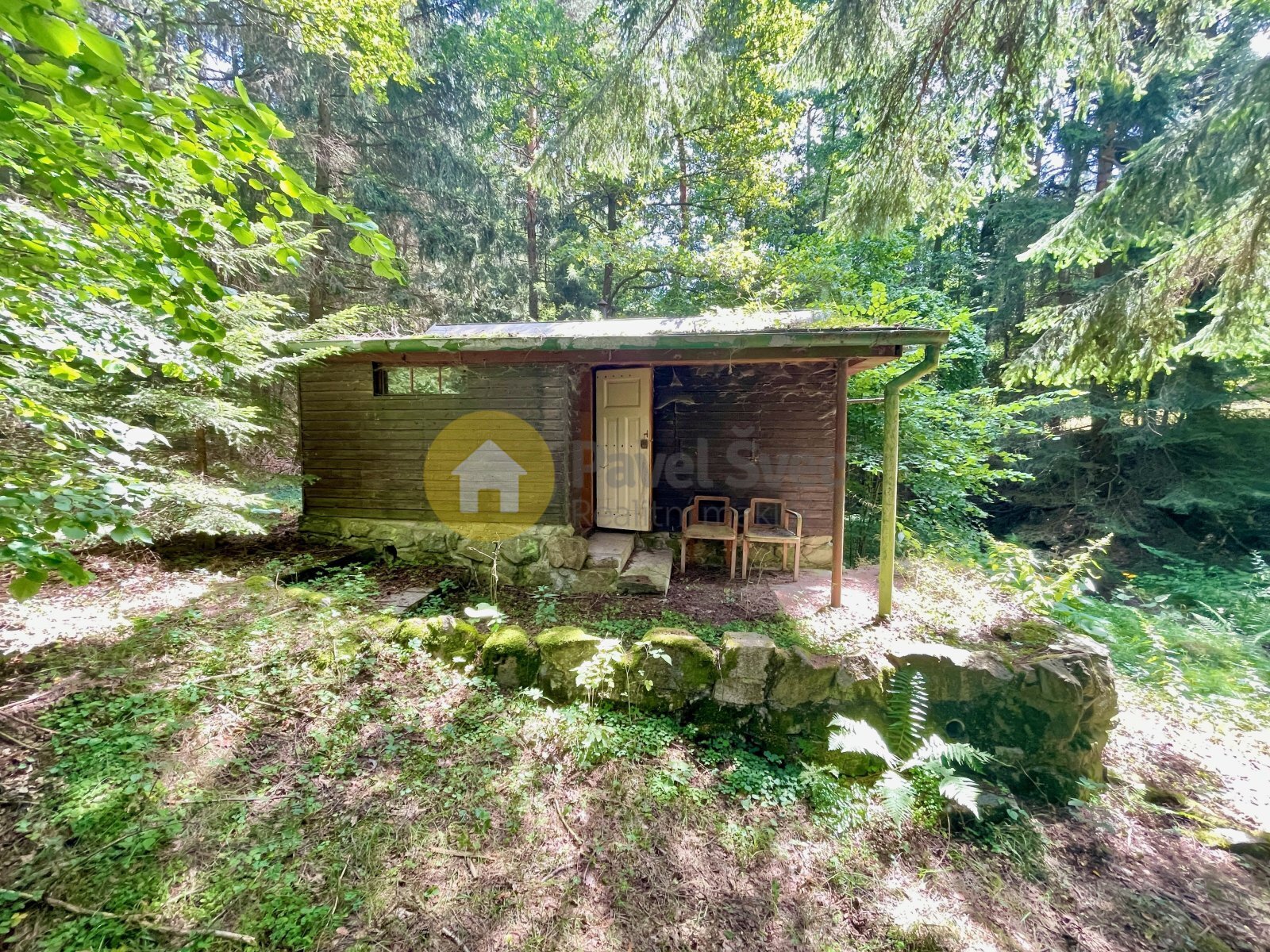 Pohled na chatu a okolí