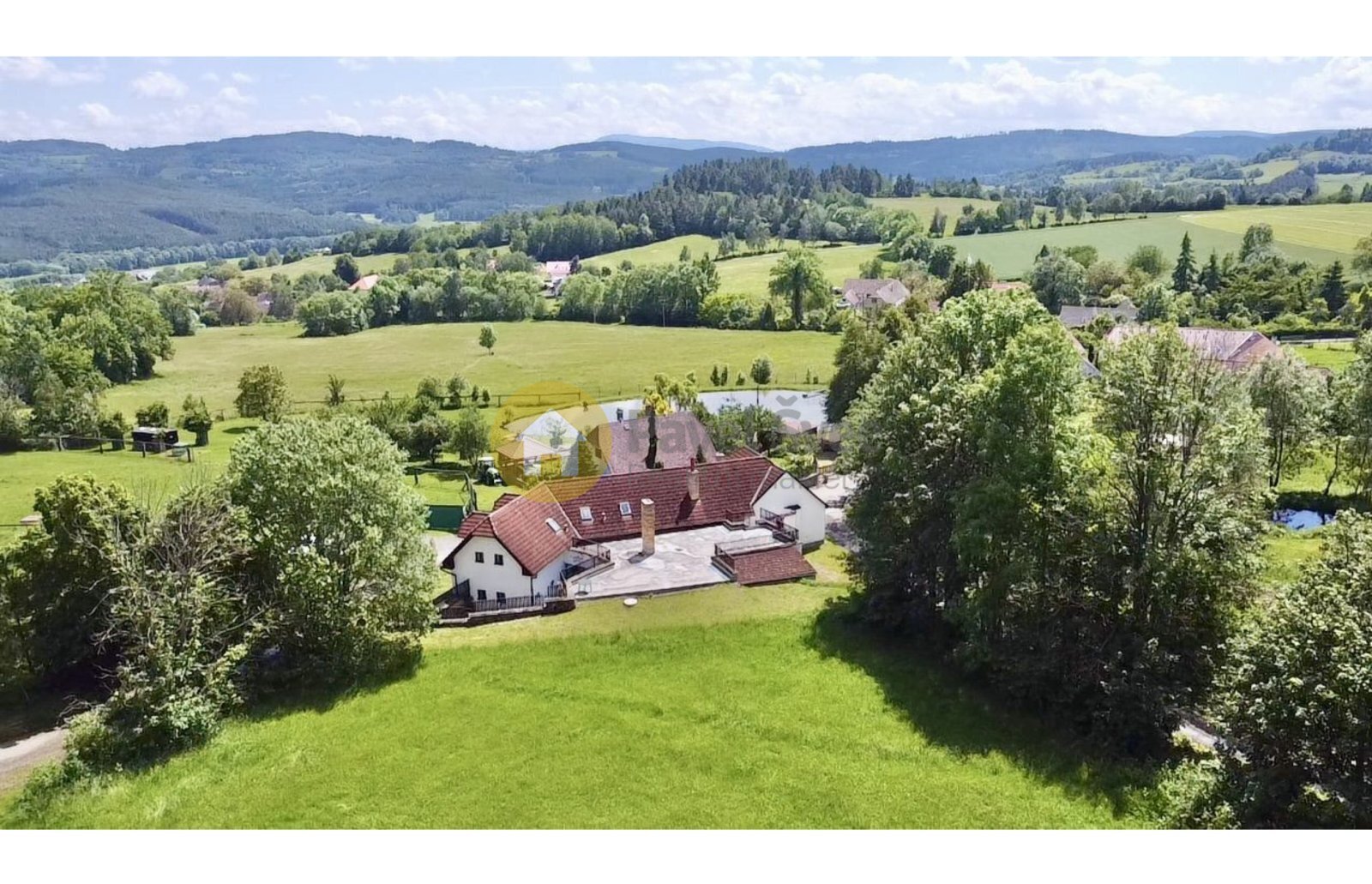 Pohled na dům a okolí