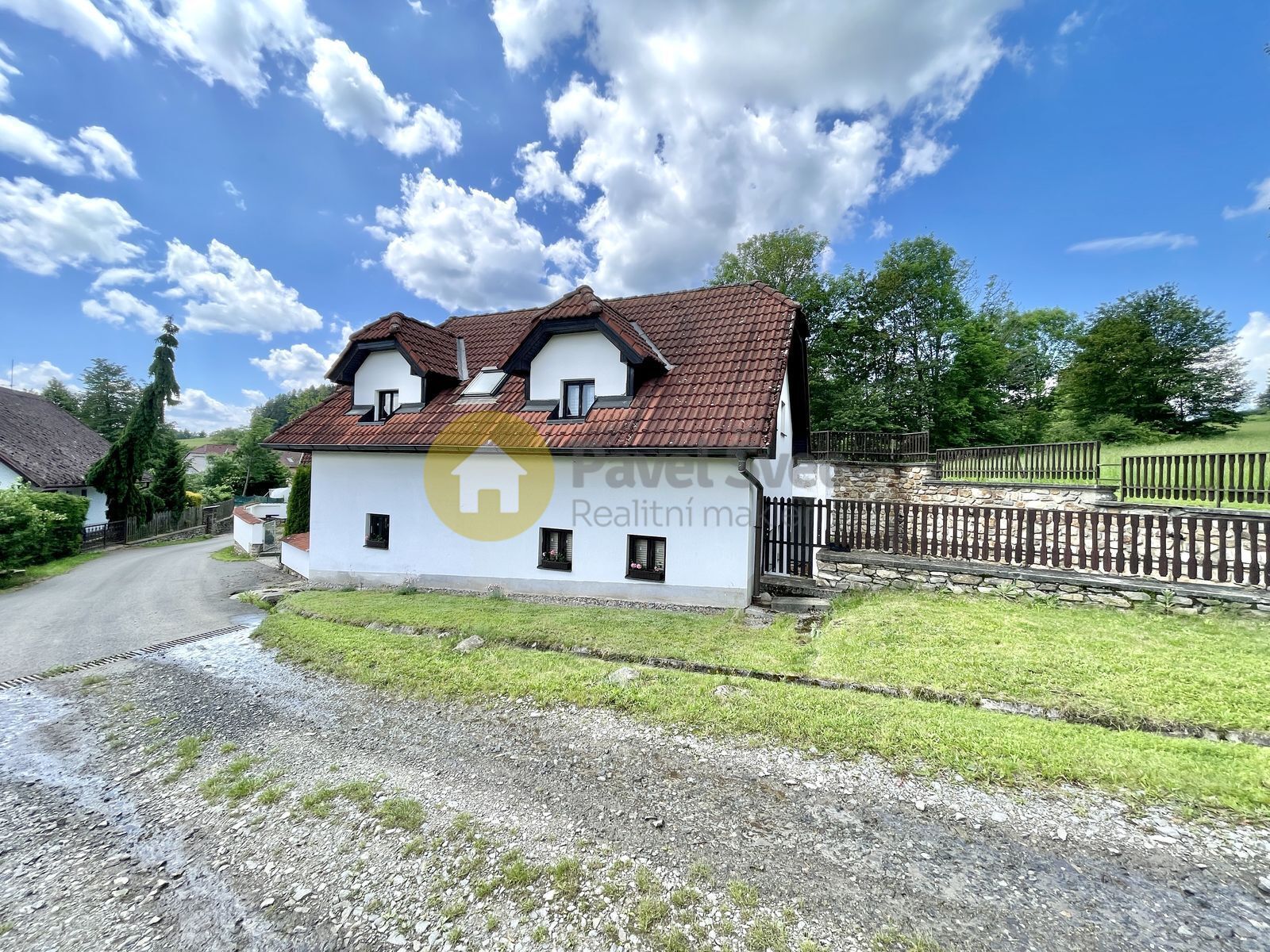 Pohled na dům, přístup