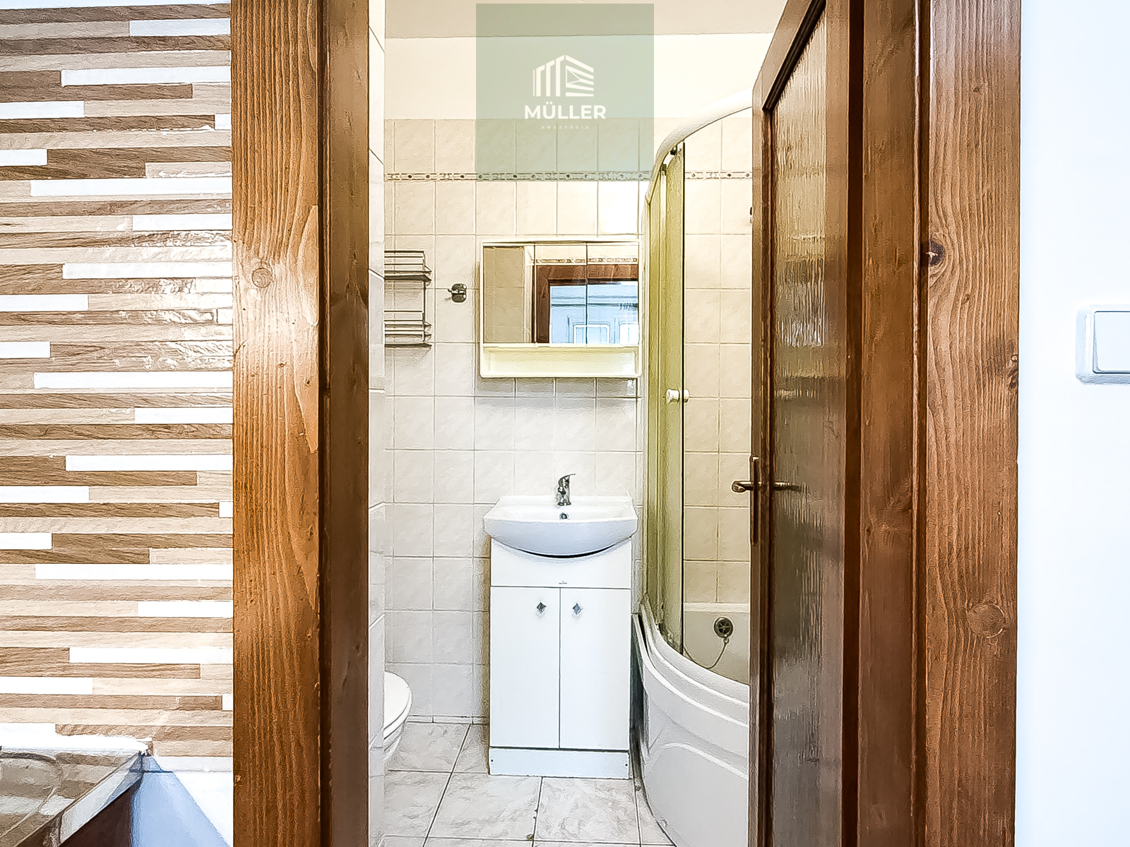 pohled z kuchyně do koupelny