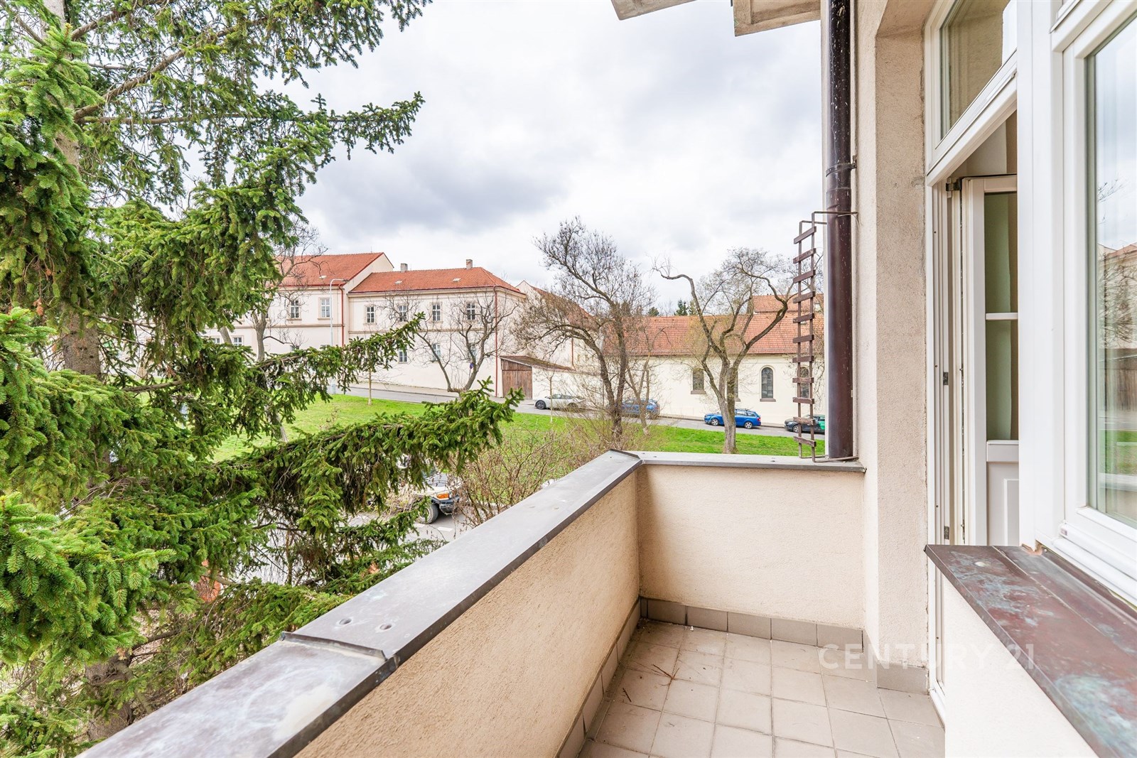 Balkon s dlažbou nabízí výhled na zeleň, přístup z