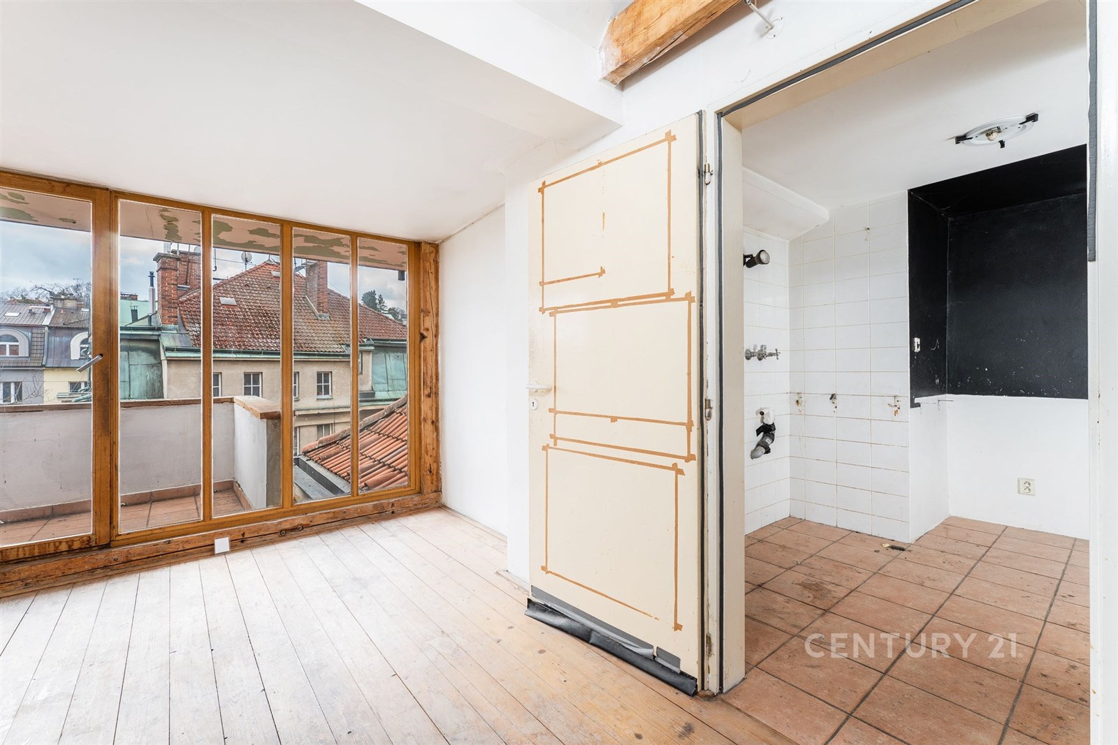 Světlá kuchyň s velkými okny, dřevěná podlaha, dla