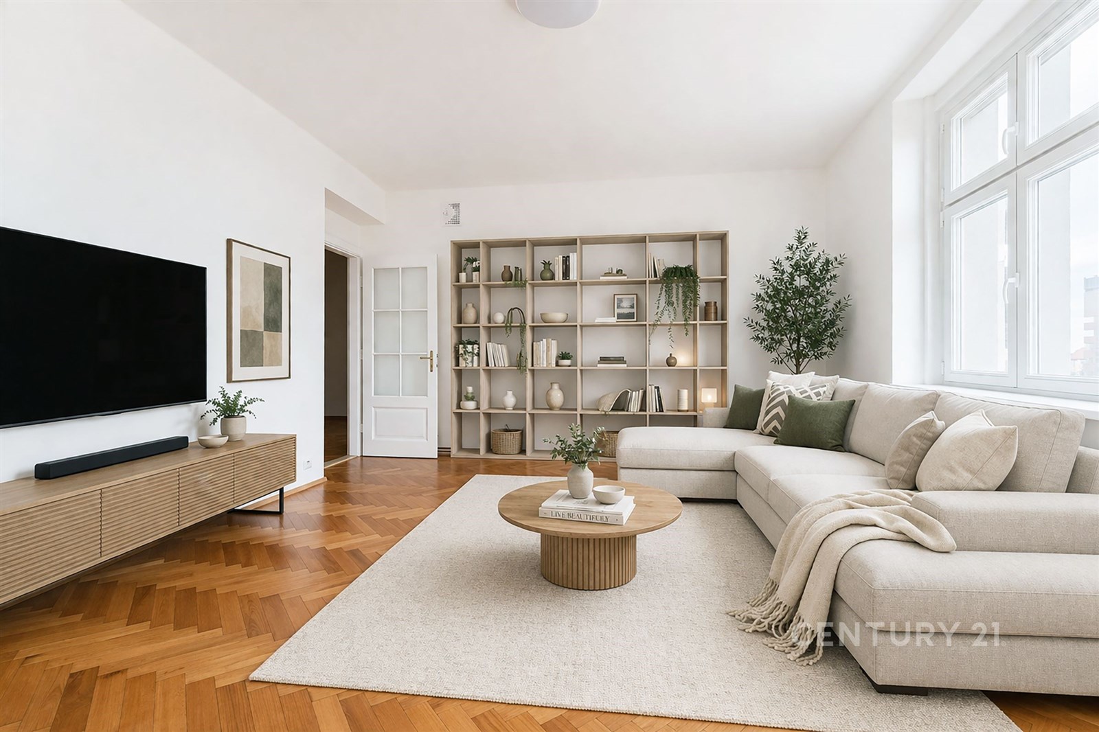 Světlý obývací pokoj s parketovou podlahou, velká 