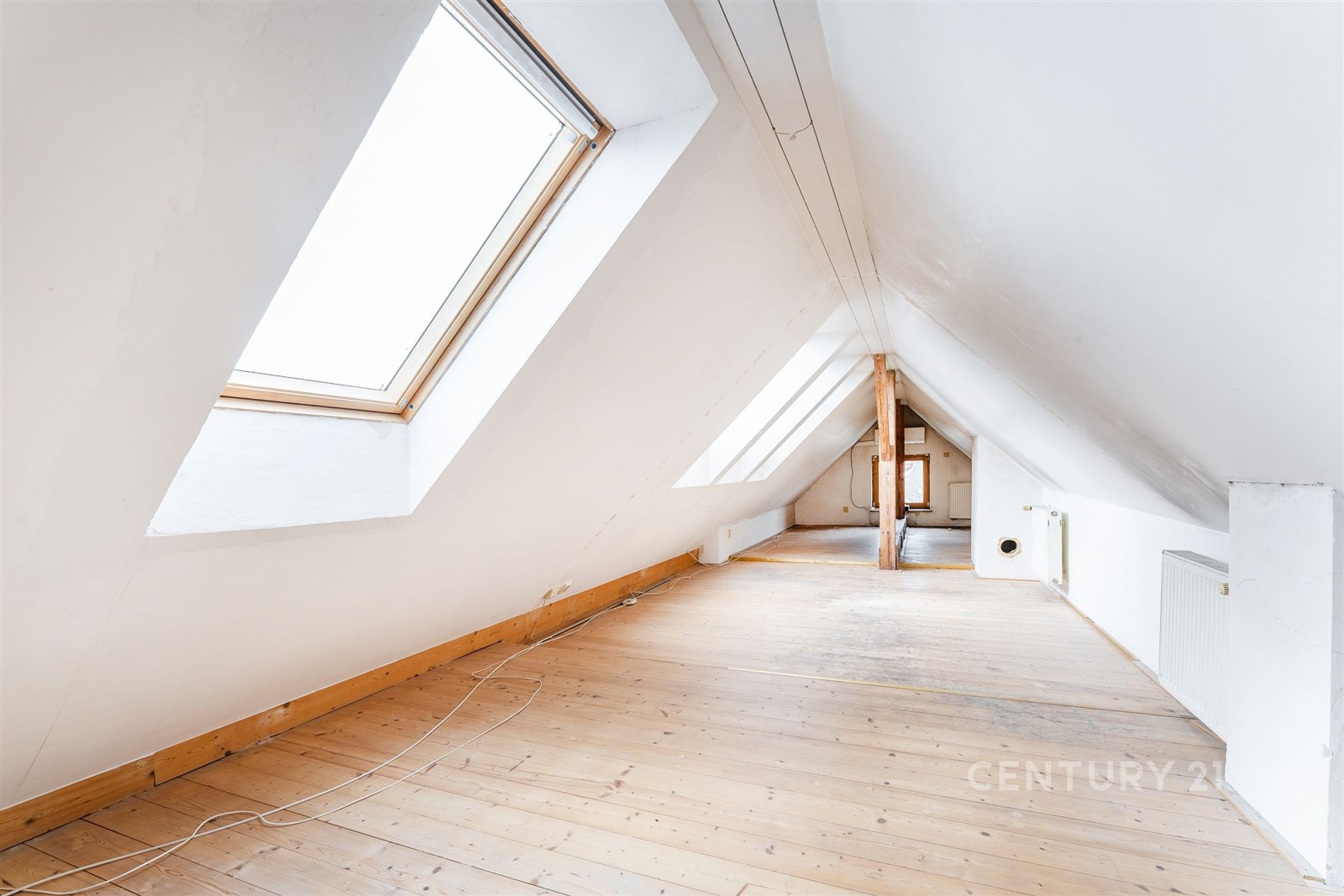 Podkrovní místnost s dřevěnou podlahou, velkými st