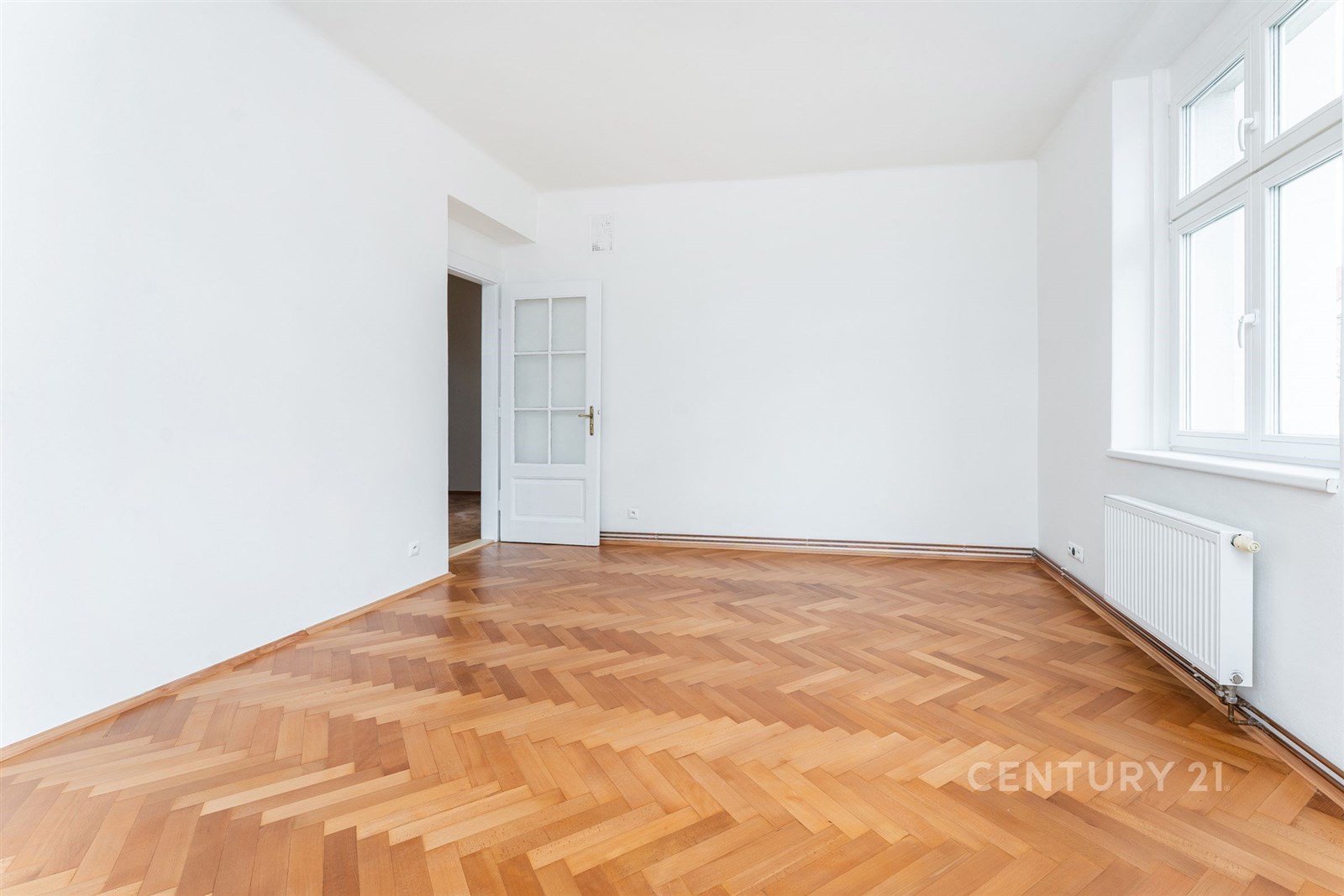 Světlý obývací pokoj s parketovou podlahou, velká 