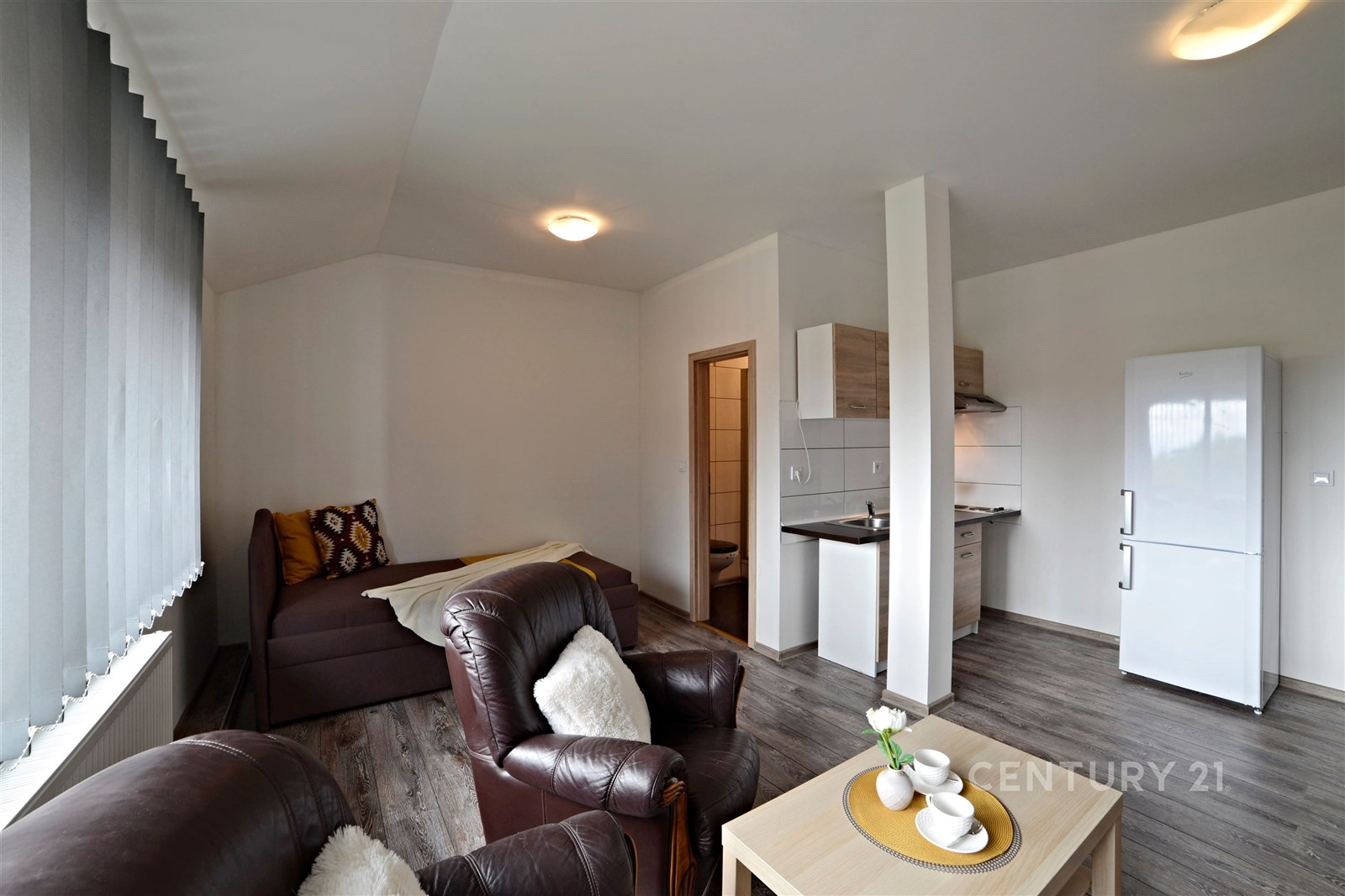 Obývací pokoj s moderní kuchyní, parketová podlaha