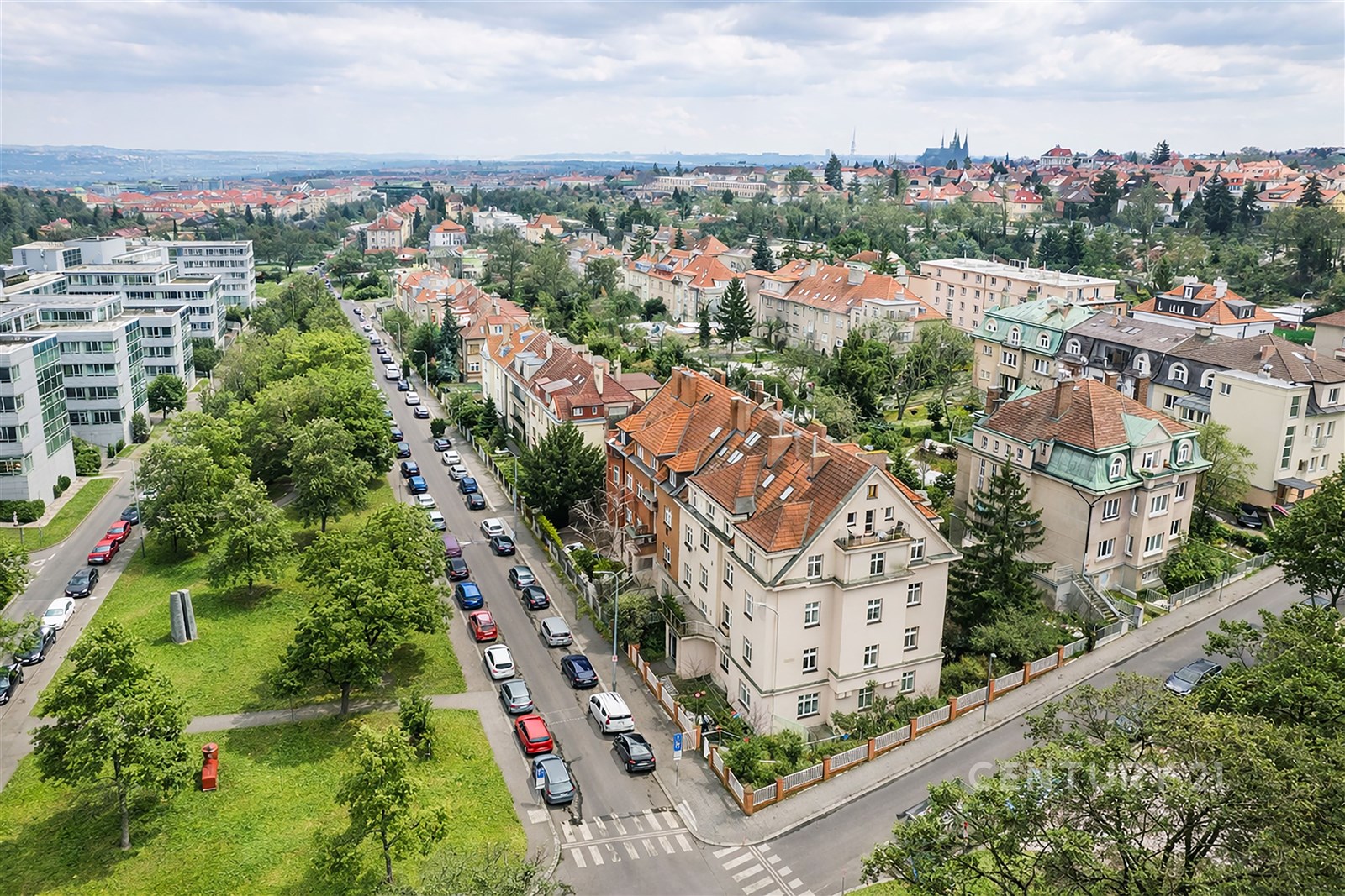 Letecký pohled na činžovní domy s červenými střech