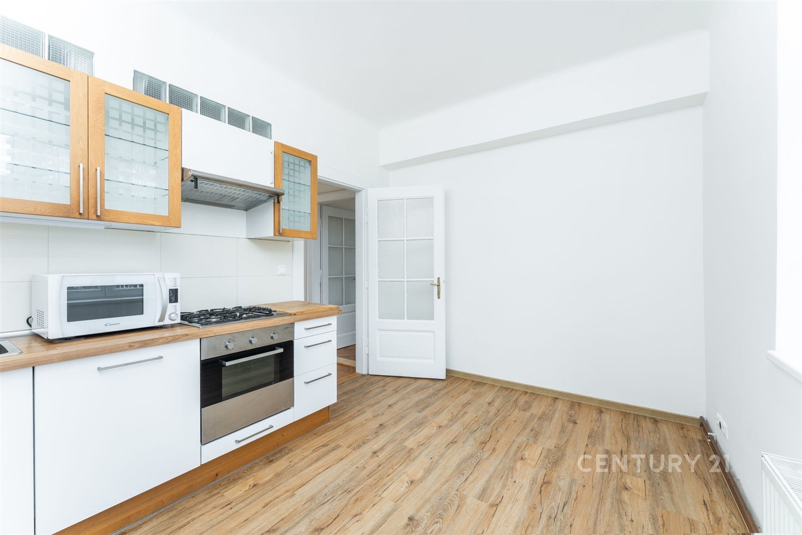 Moderní kuchyň s dřevěnou podlahou, vestavěnými sp