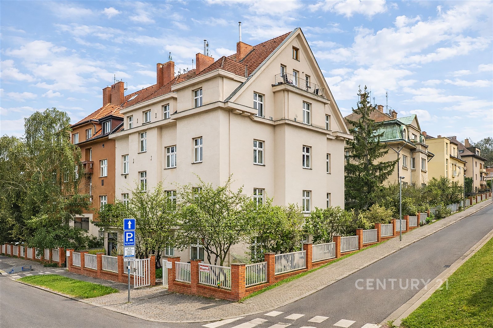 Dům v klidné lokalitě, typická architektura s červ