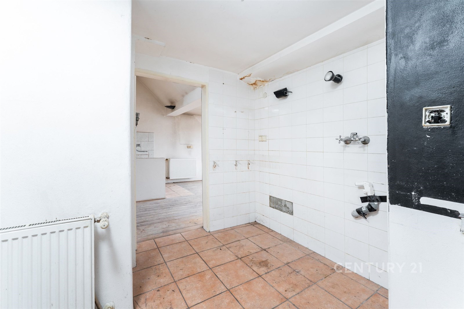 Prázdná kuchyň s bílými dlaždicemi, dlažbou na pod