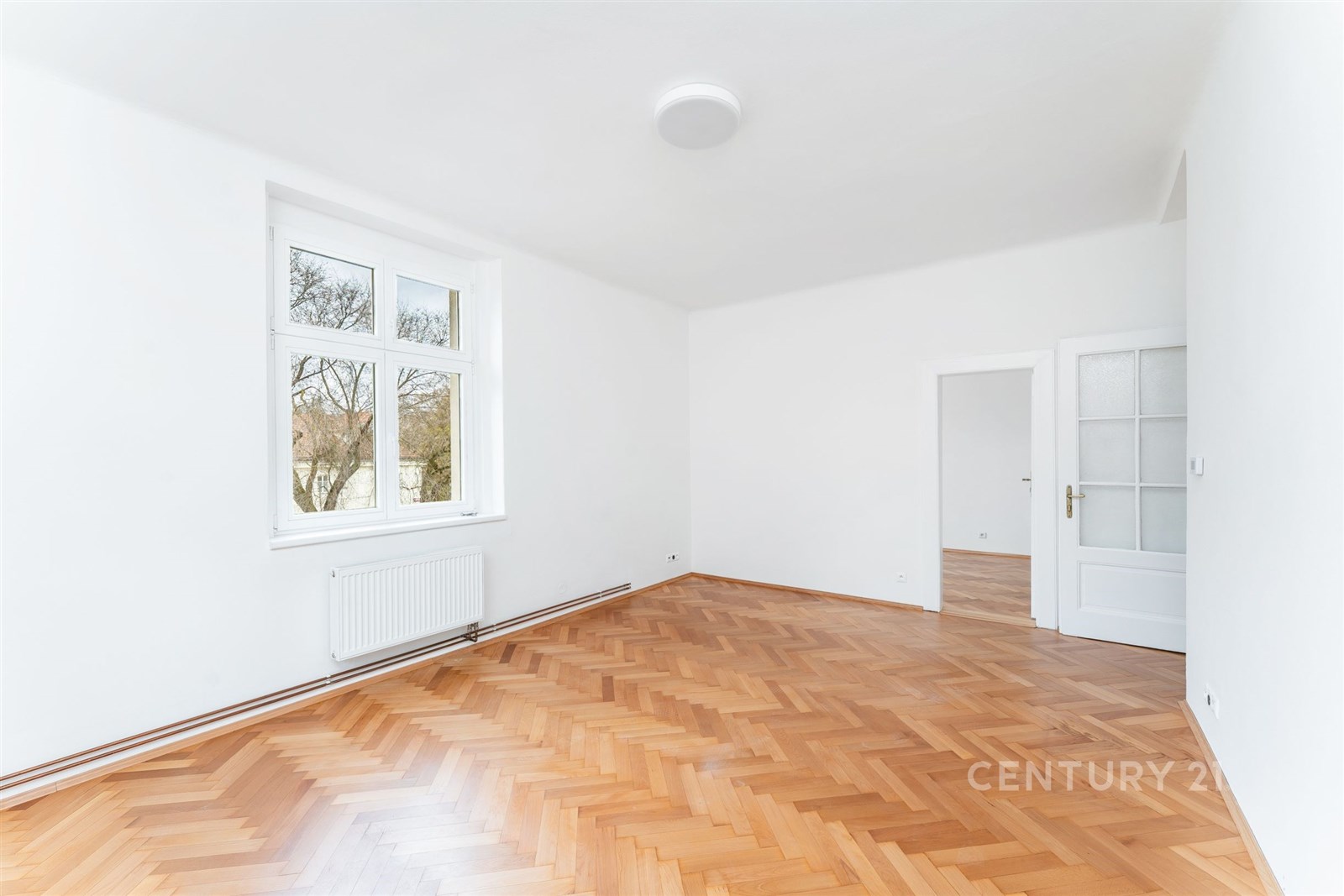 Světlý obývací pokoj s parketovou podlahou, velká 