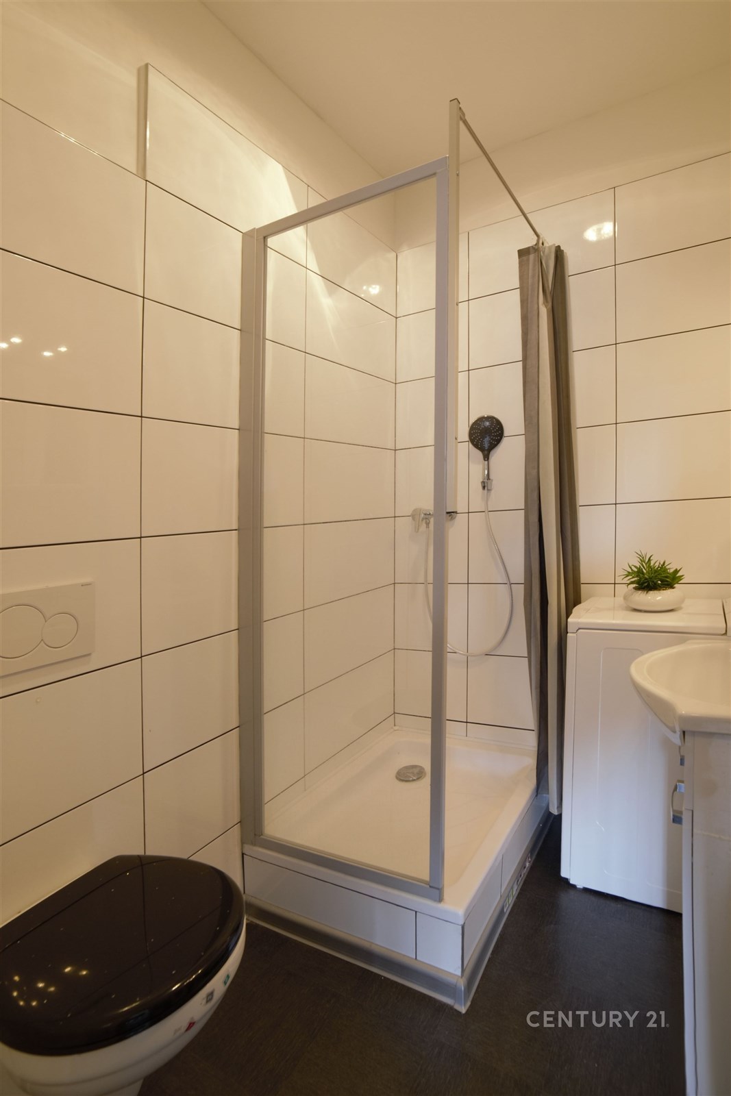 Malá koupelna s moderním sprchovým koutem, dlažba 