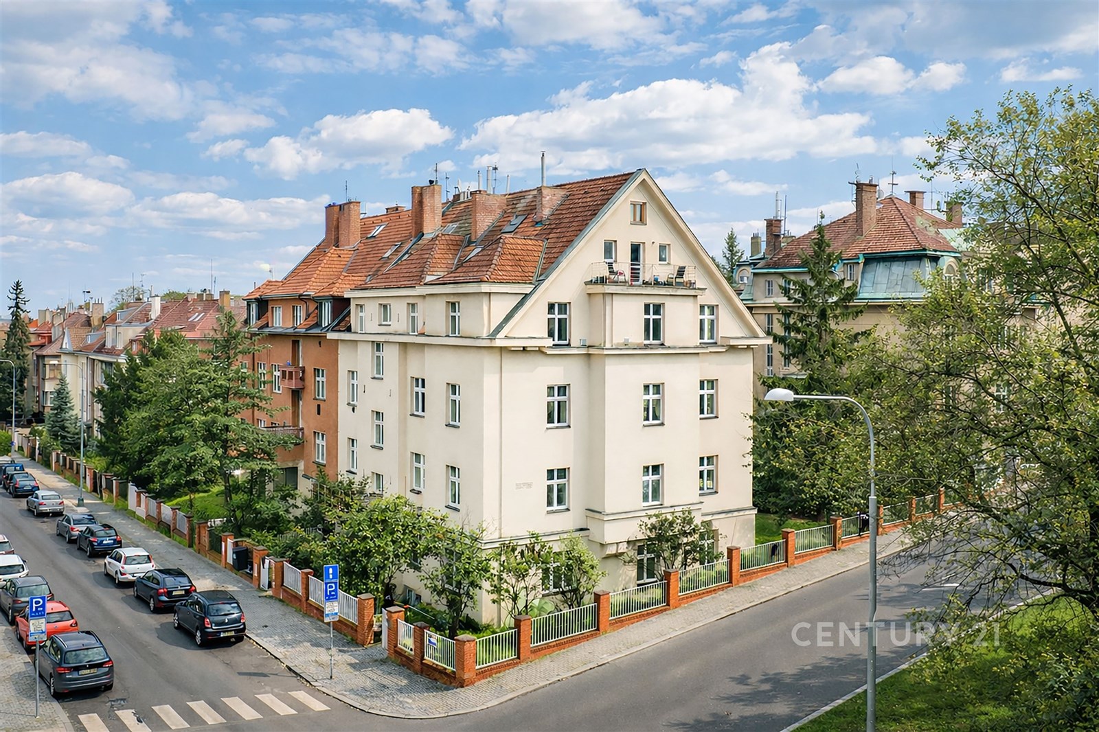 Klasický bytový dům s červenou střechou, nacházejí