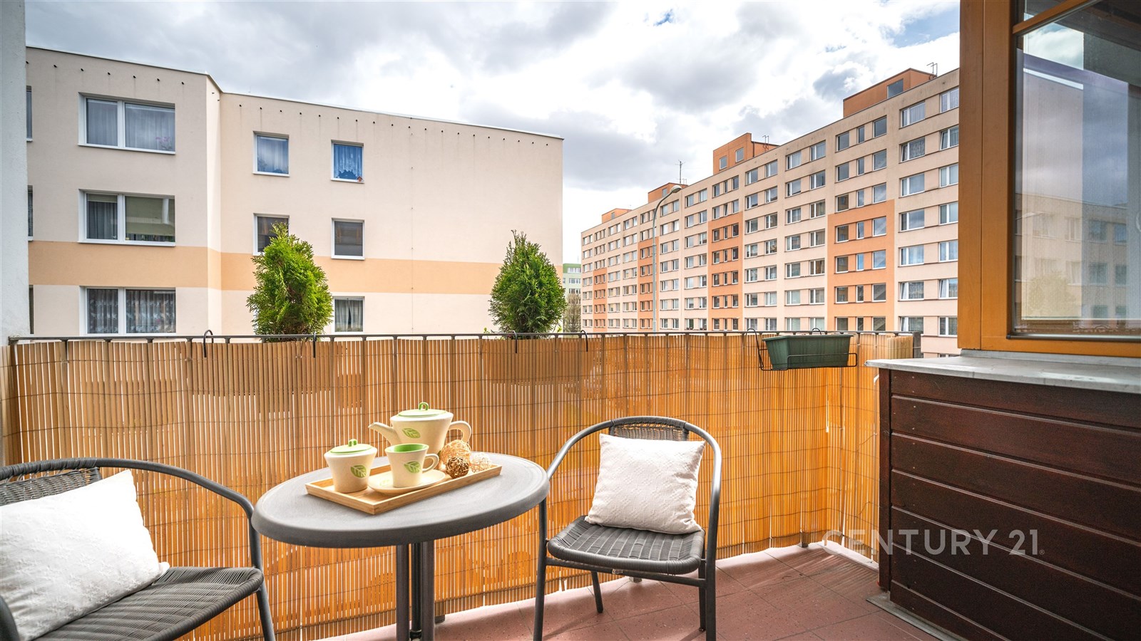 Balkon s dlažbou, vybavený venkovním posezením a v