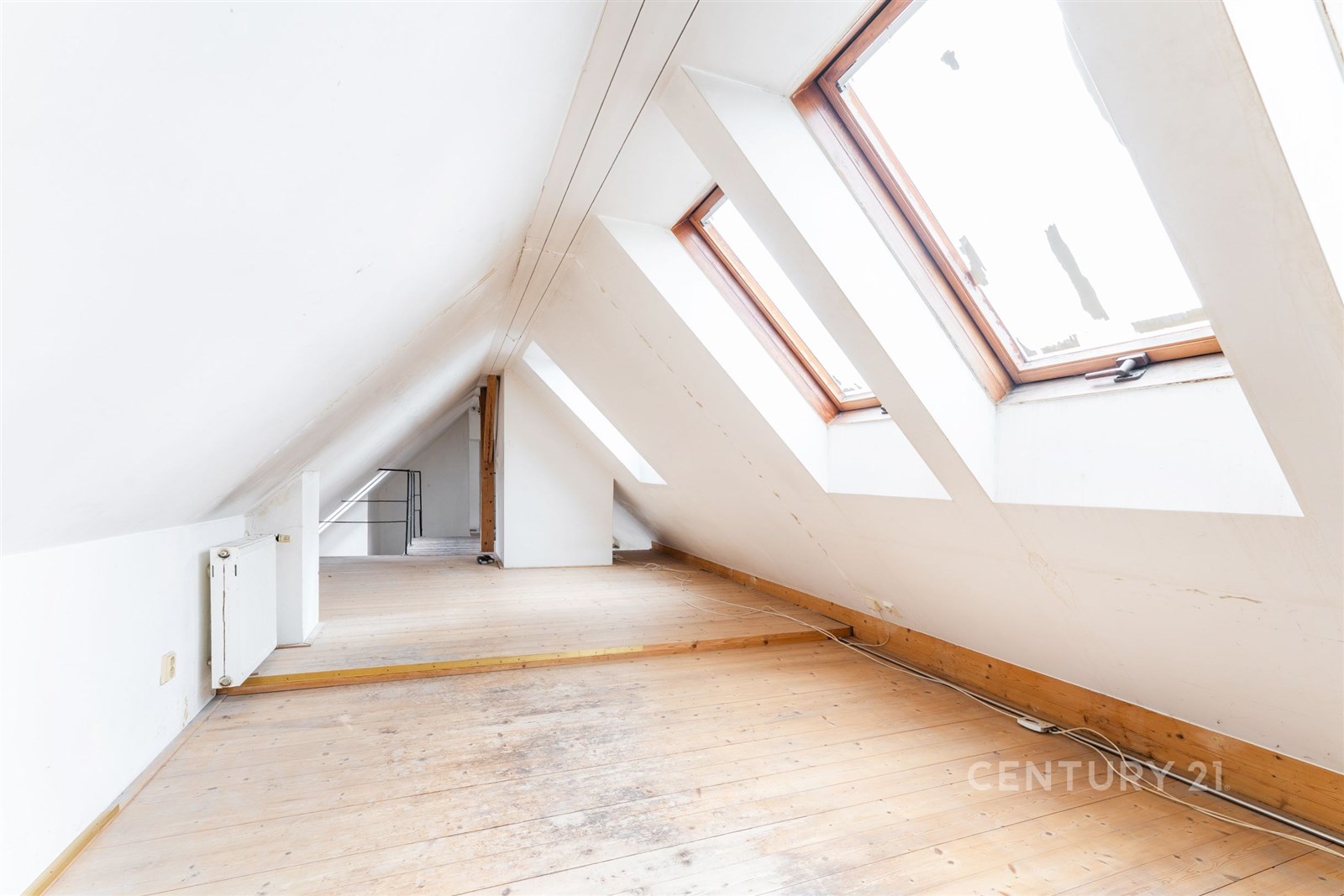 Podkrovní prostor s dřevěnou podlahou, velkými stř
