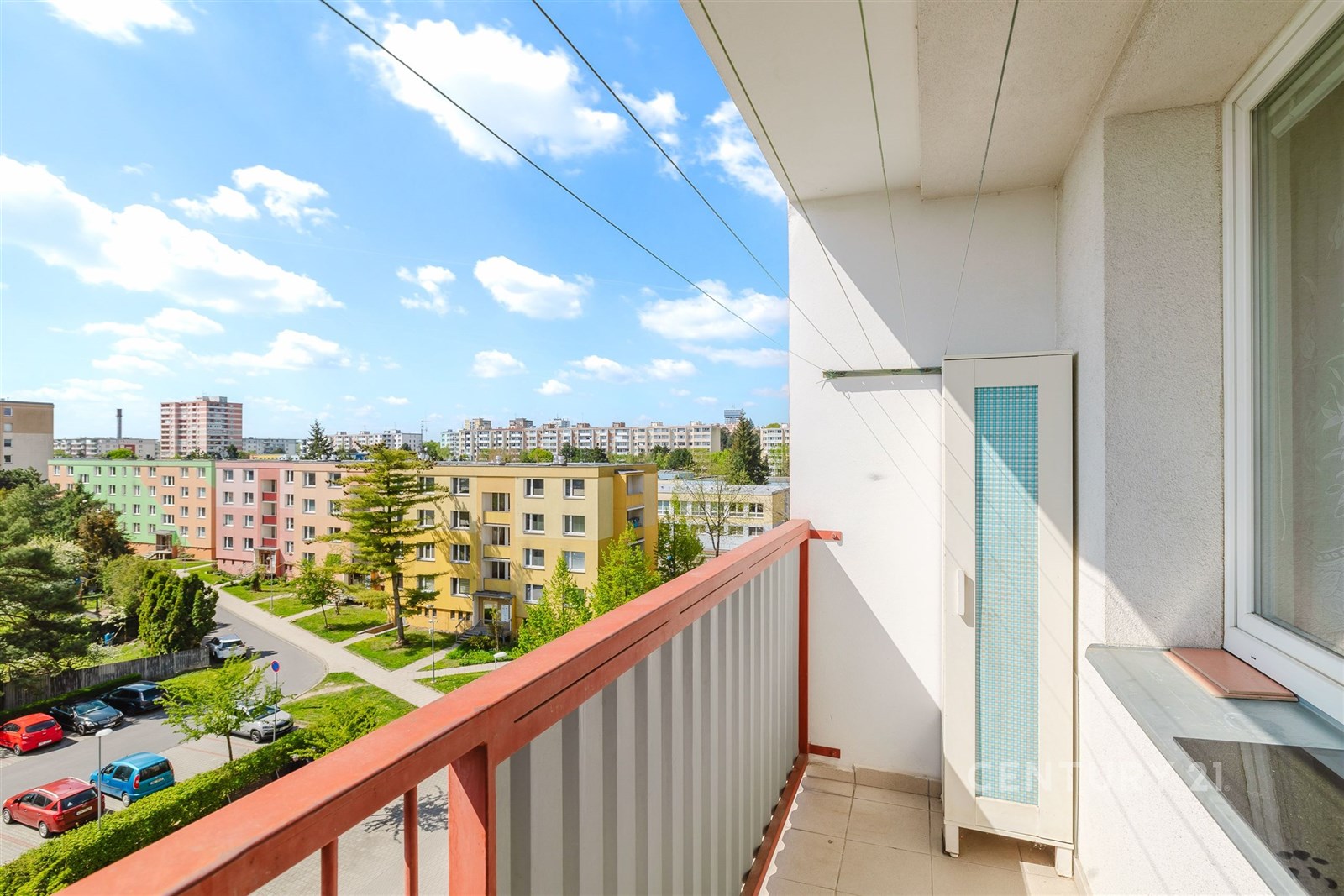 Balkon s výhledem na sídliště, moderní dlažba, pro