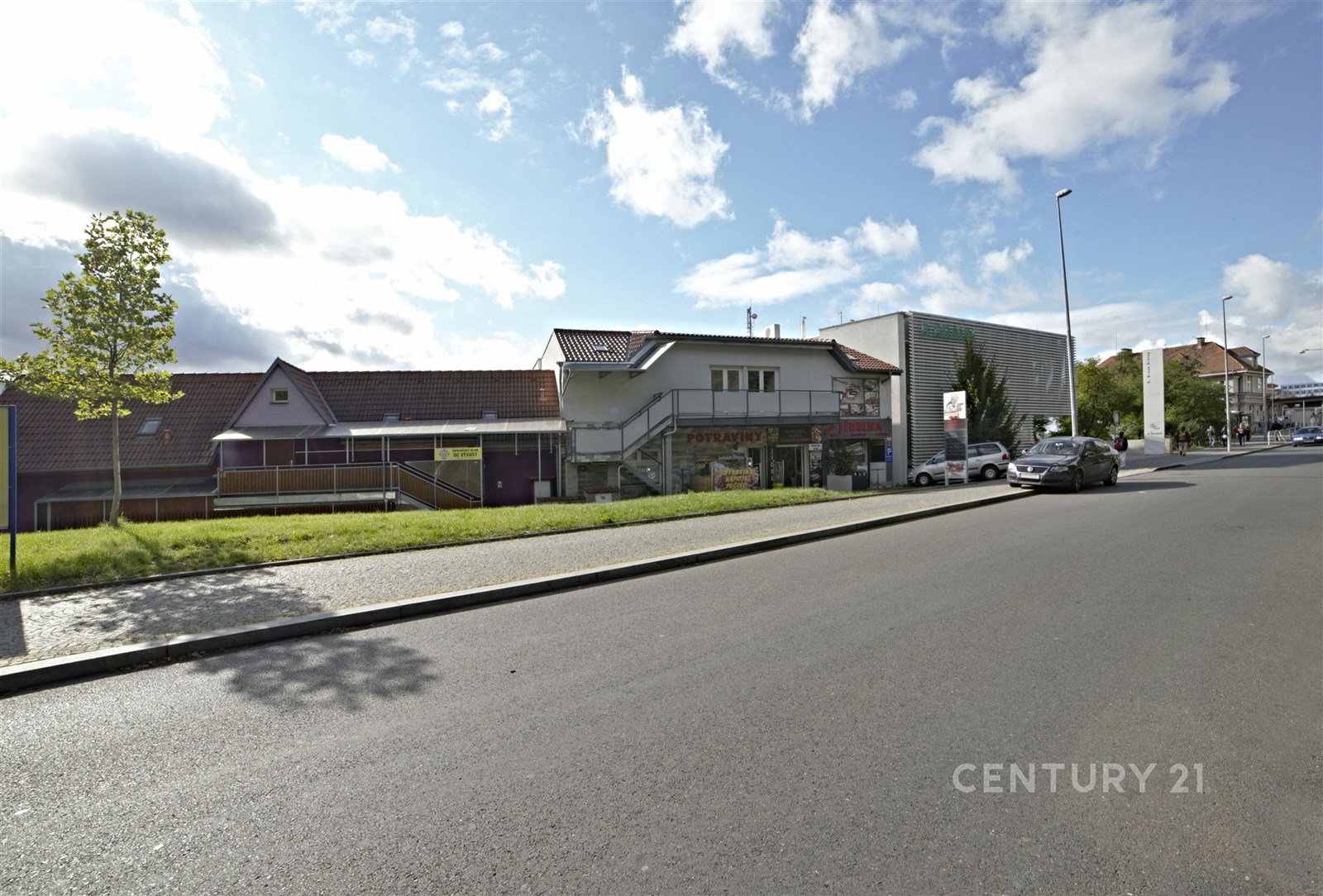 Jedná se o exteriér komerční budovy s moderní fasá