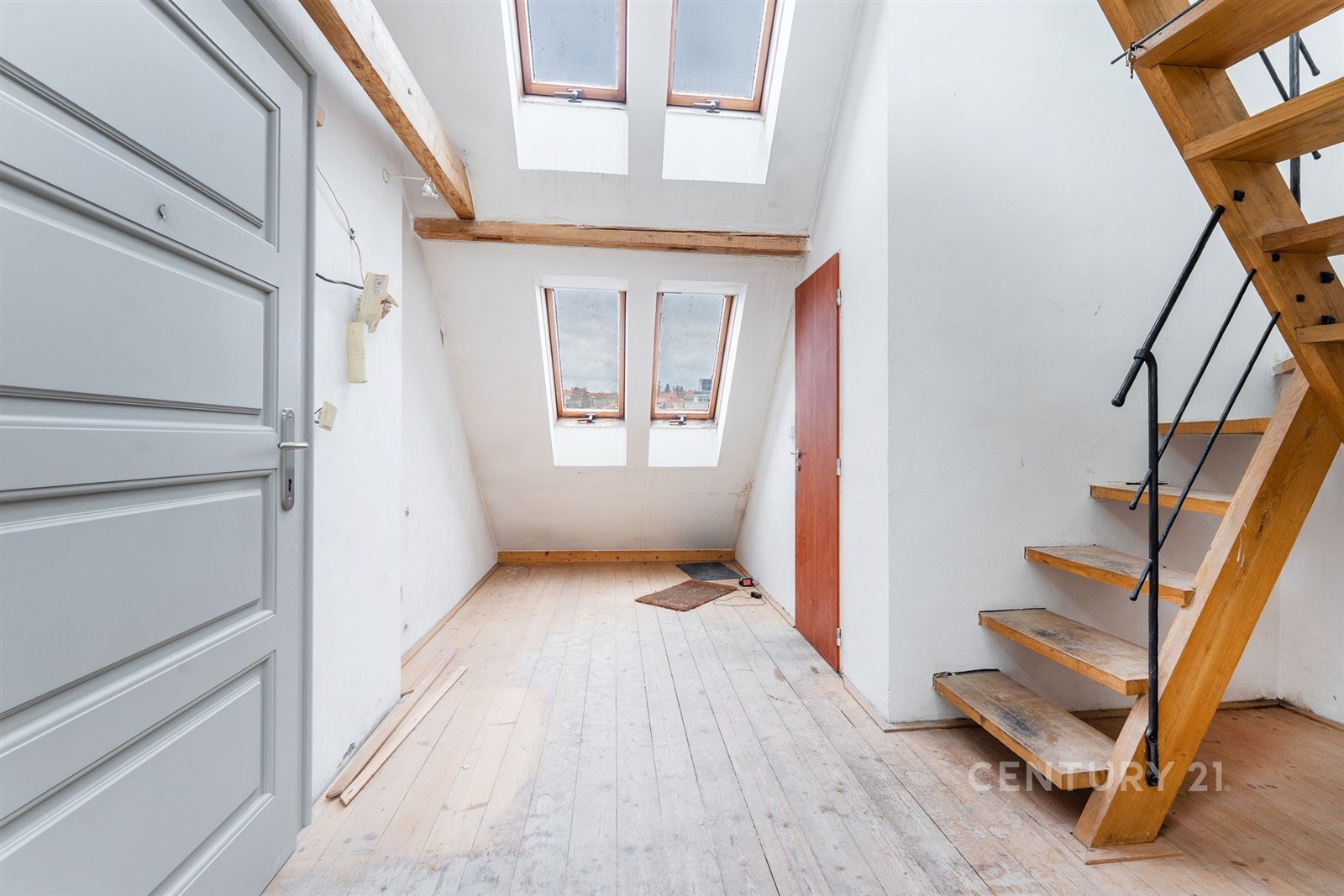 Podkrovní prostor s dřevěnou podlahou, světlý díky