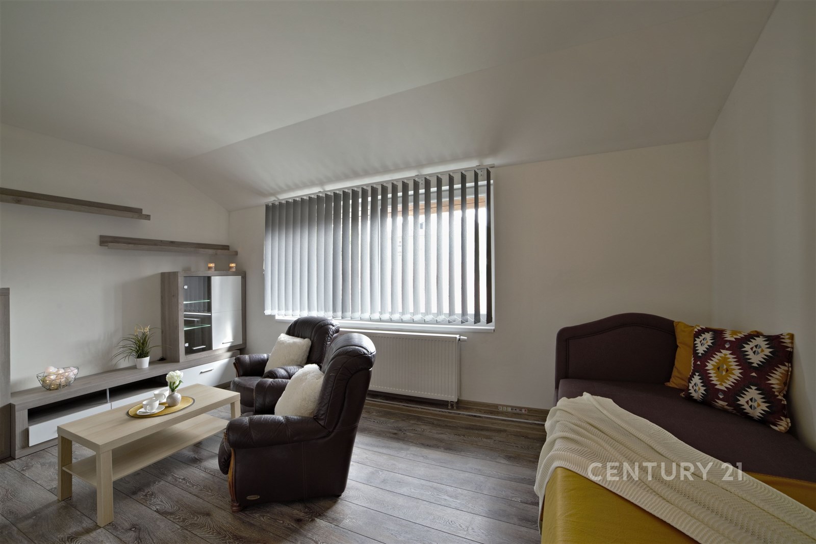 Světlý obývací pokoj s moderní dřevěnou podlahou, 