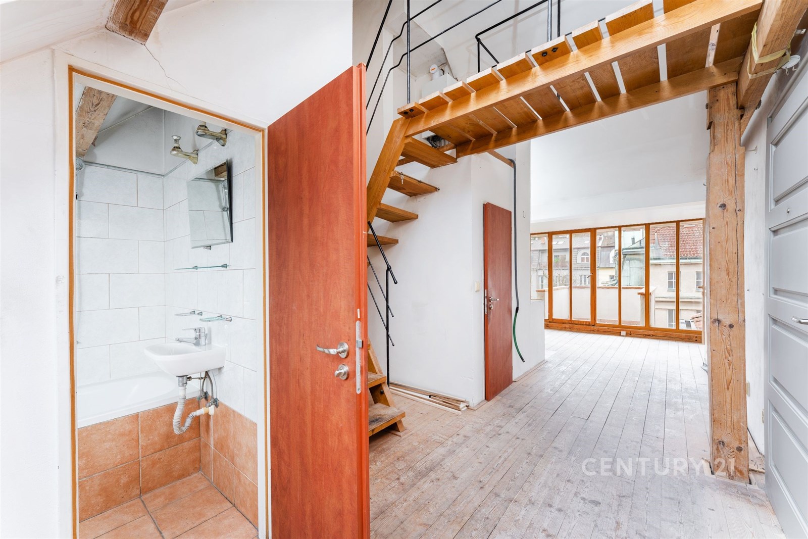 Světlý mezonet s dřevěnou podlahou, velkými okny a