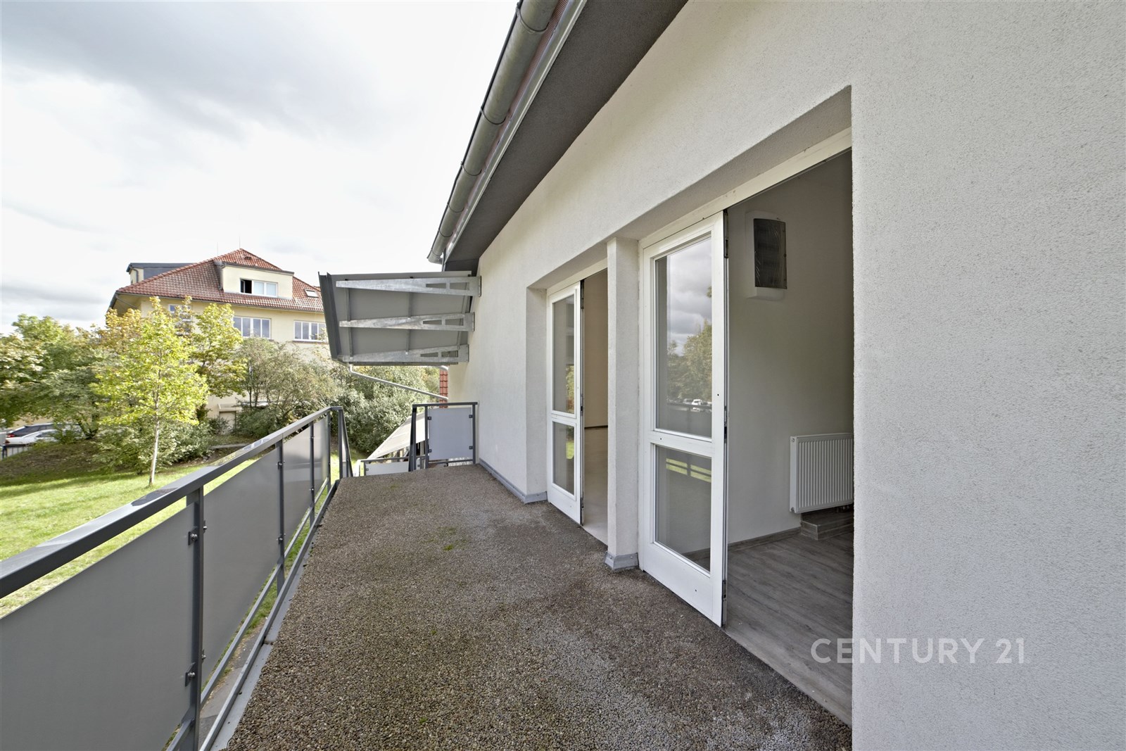 Prostorný balkon s moderním zábradlím, přístupný z