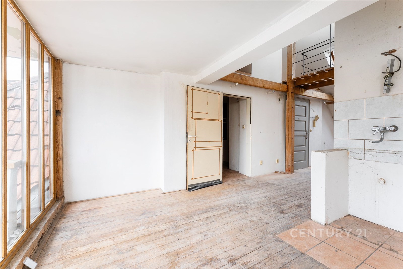 Světlý obývací pokoj s dřevěnou podlahou, velkými 