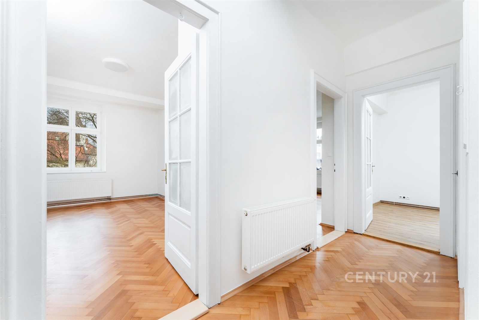 Světla chodba s parketovou podlahou, vedlejší poko