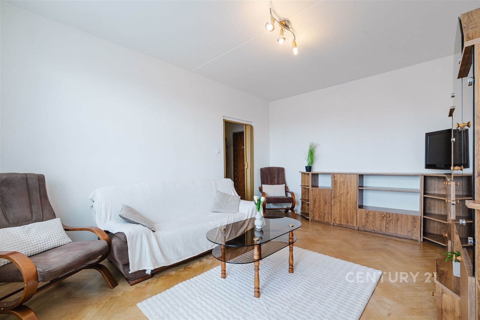 Světlý obývací pokoj s parketovou podlahou, modern