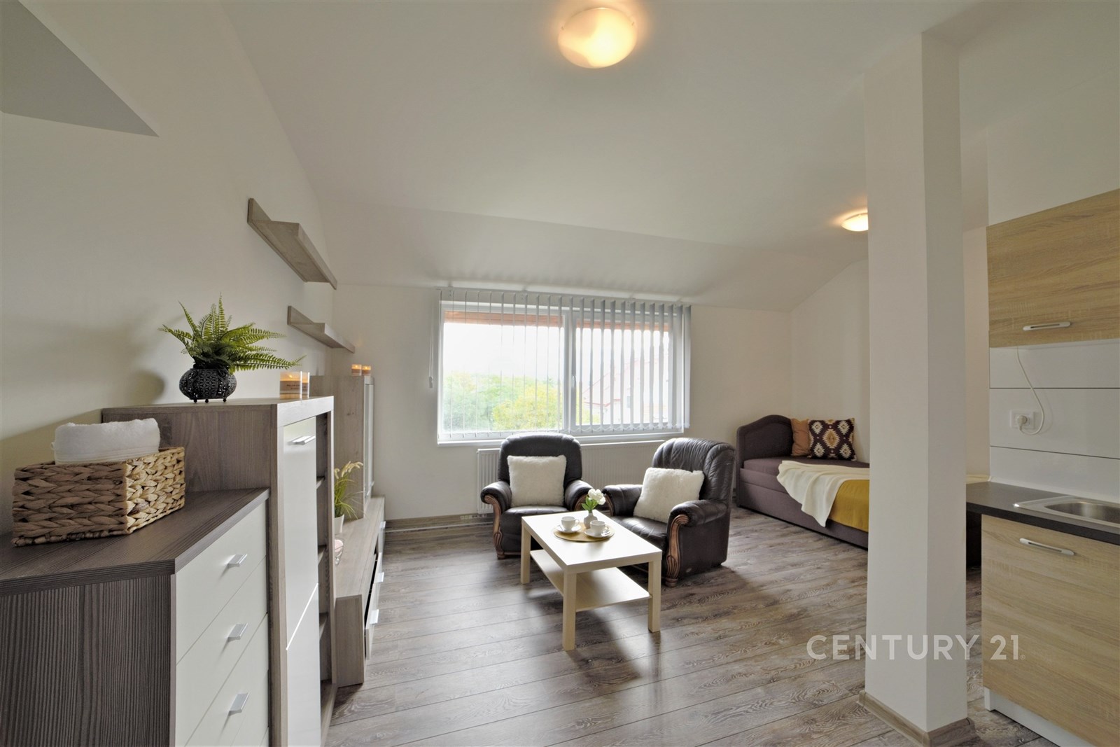 Světlý obývací pokoj s parketovou podlahou a velký