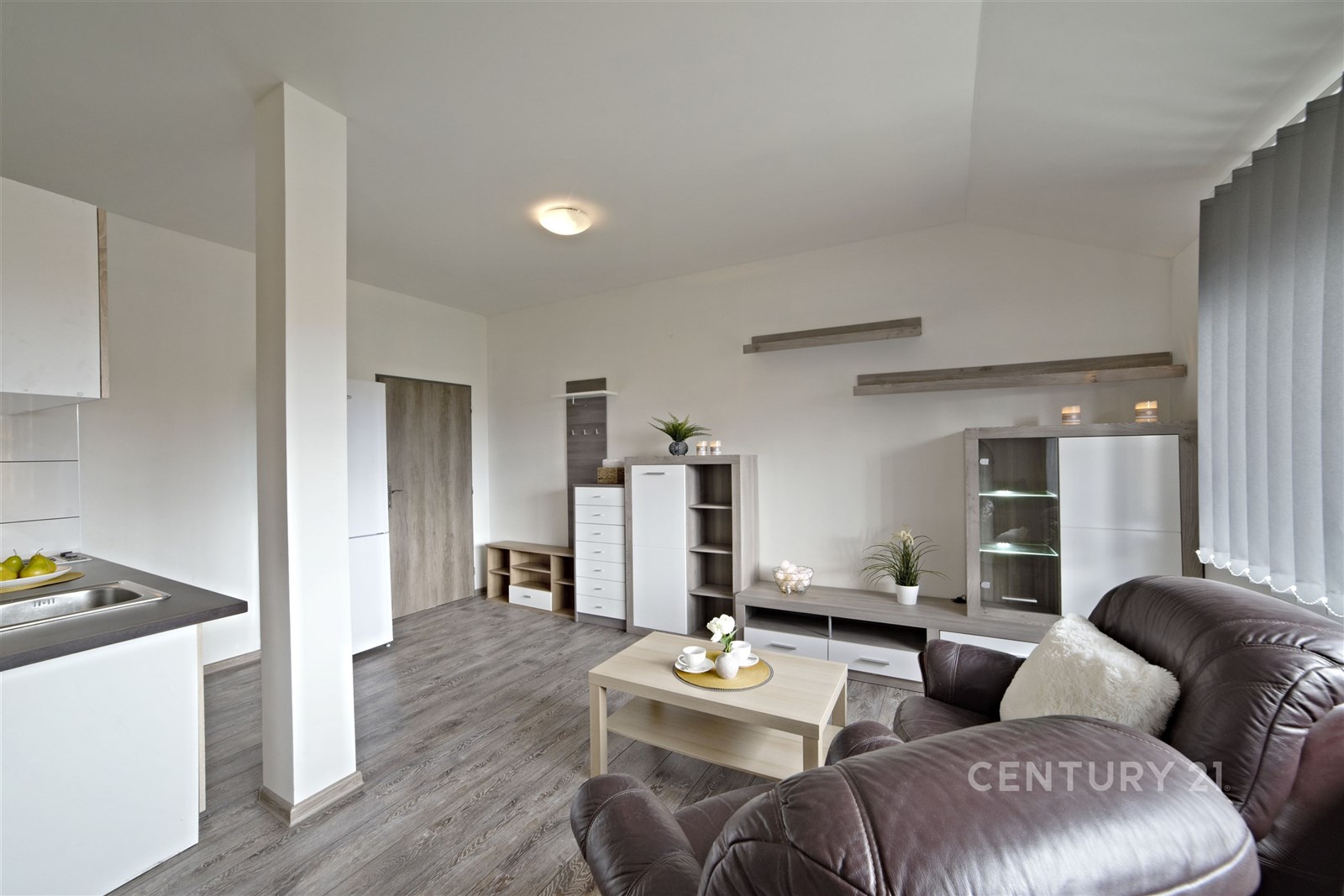 Světlý obývací pokoj s moderními prvky, plovoucí p