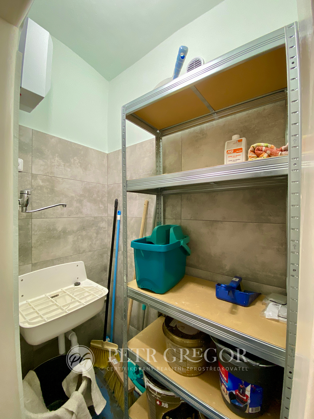 úklidová místnost na chodbě domu