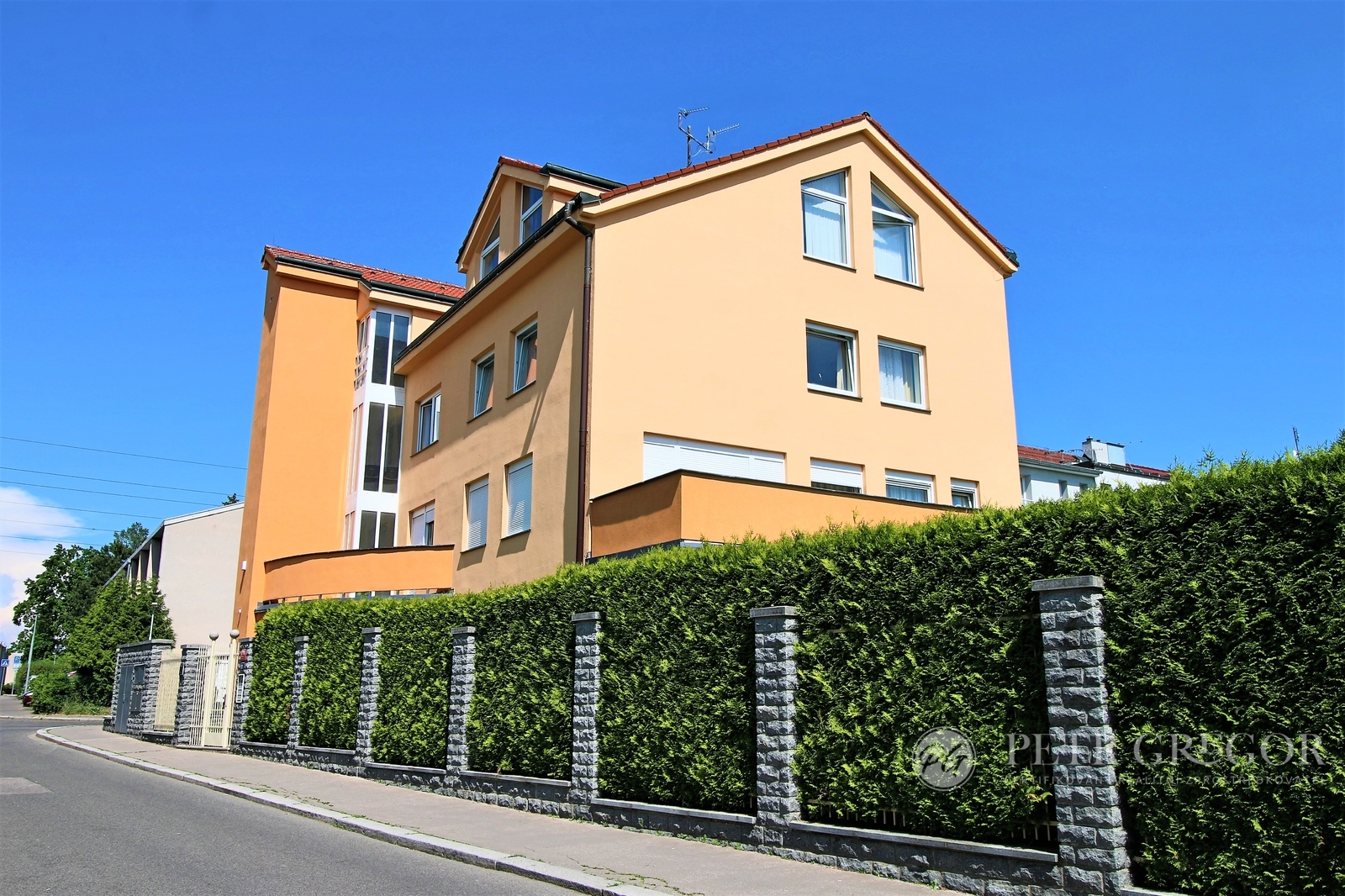 Pohled na dům z ulice