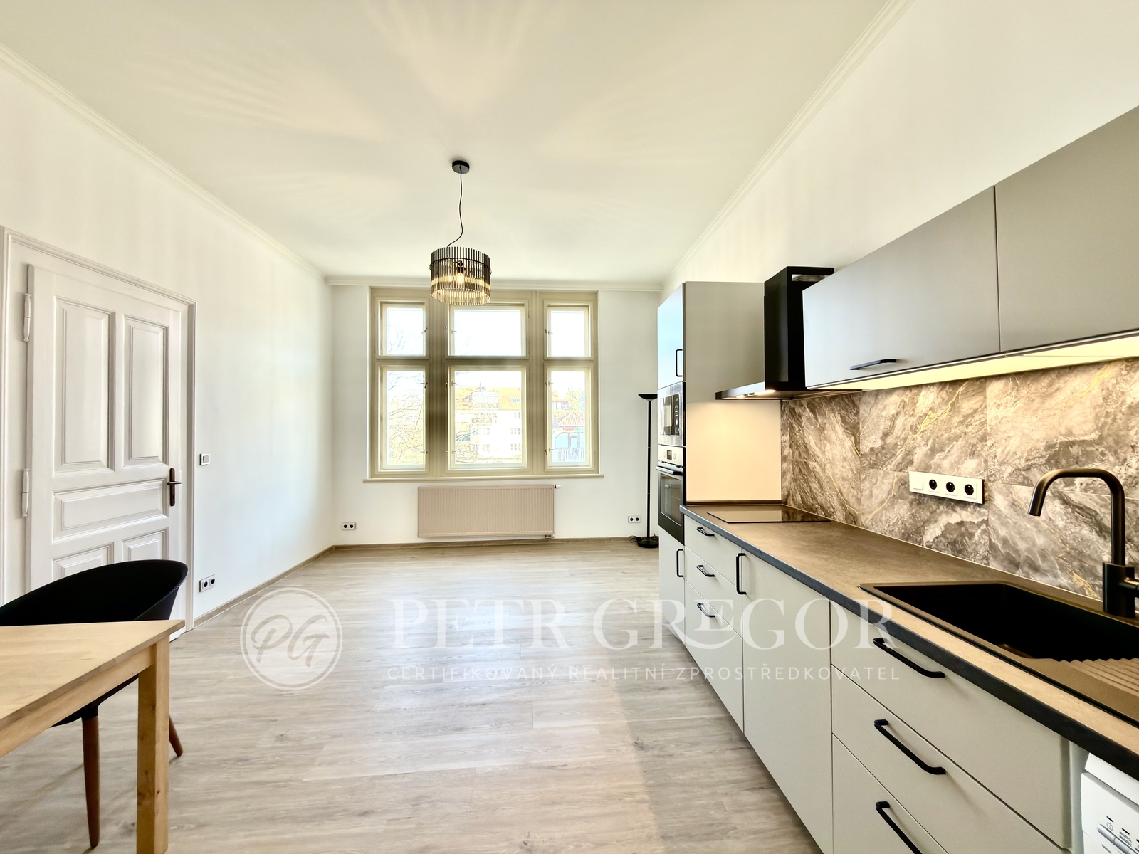 Obývací pokoj s  kuchyňským koutem